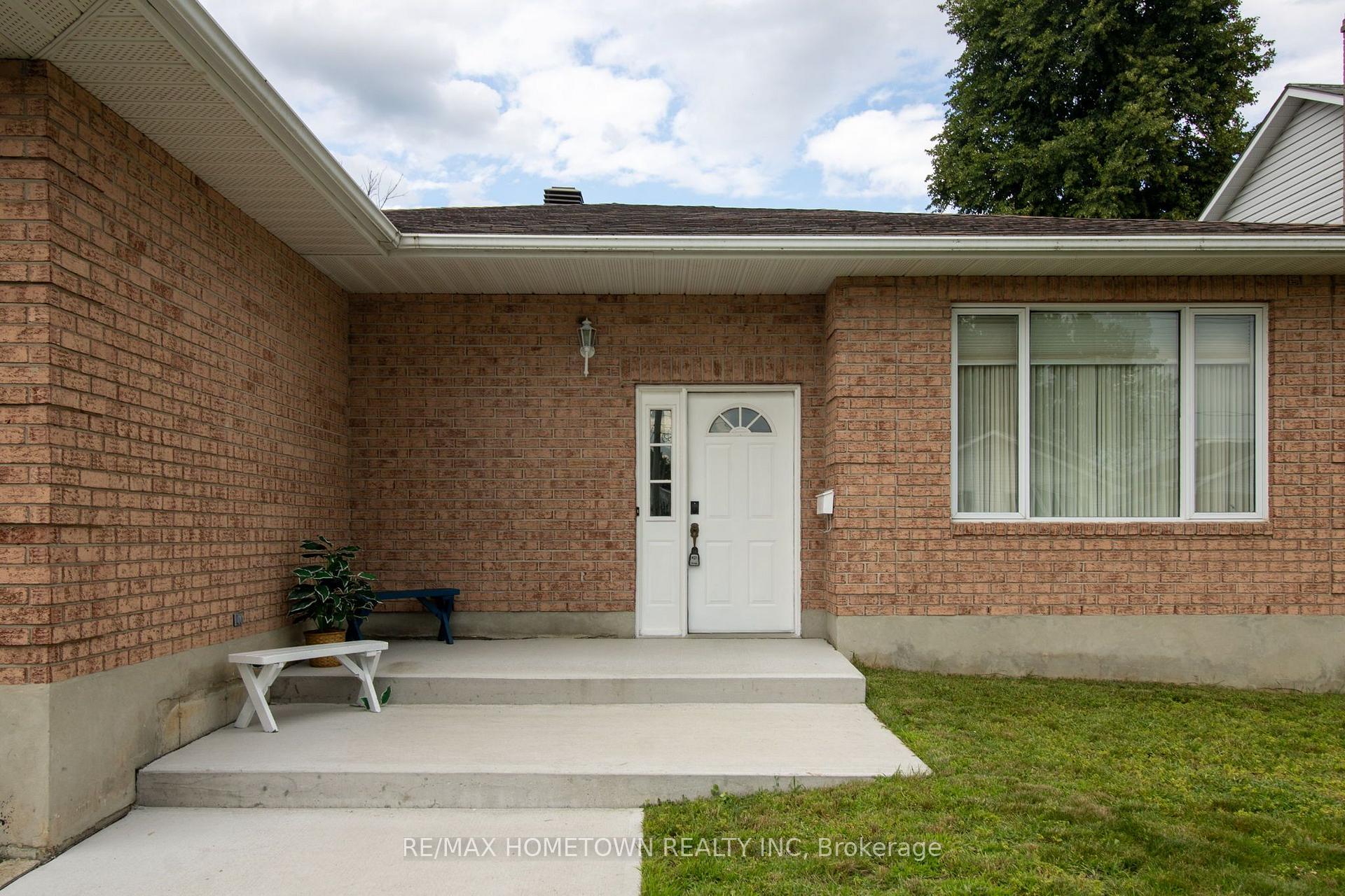 Photo 3 of 996 Massie Drive, Prescott, Prescott — HOMEH