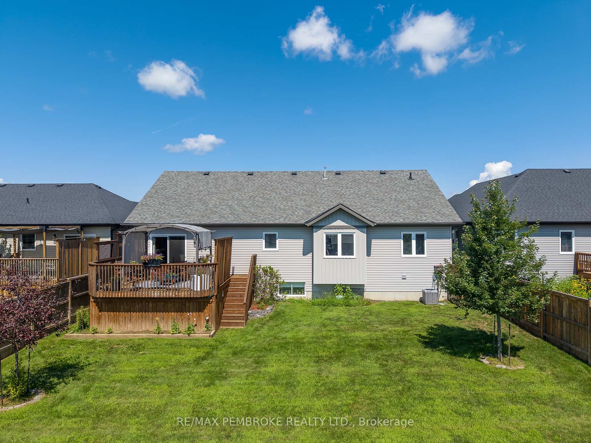 Photo 3 of 73 Noble Crescent, Petawawa, Petawawa — HOMEH