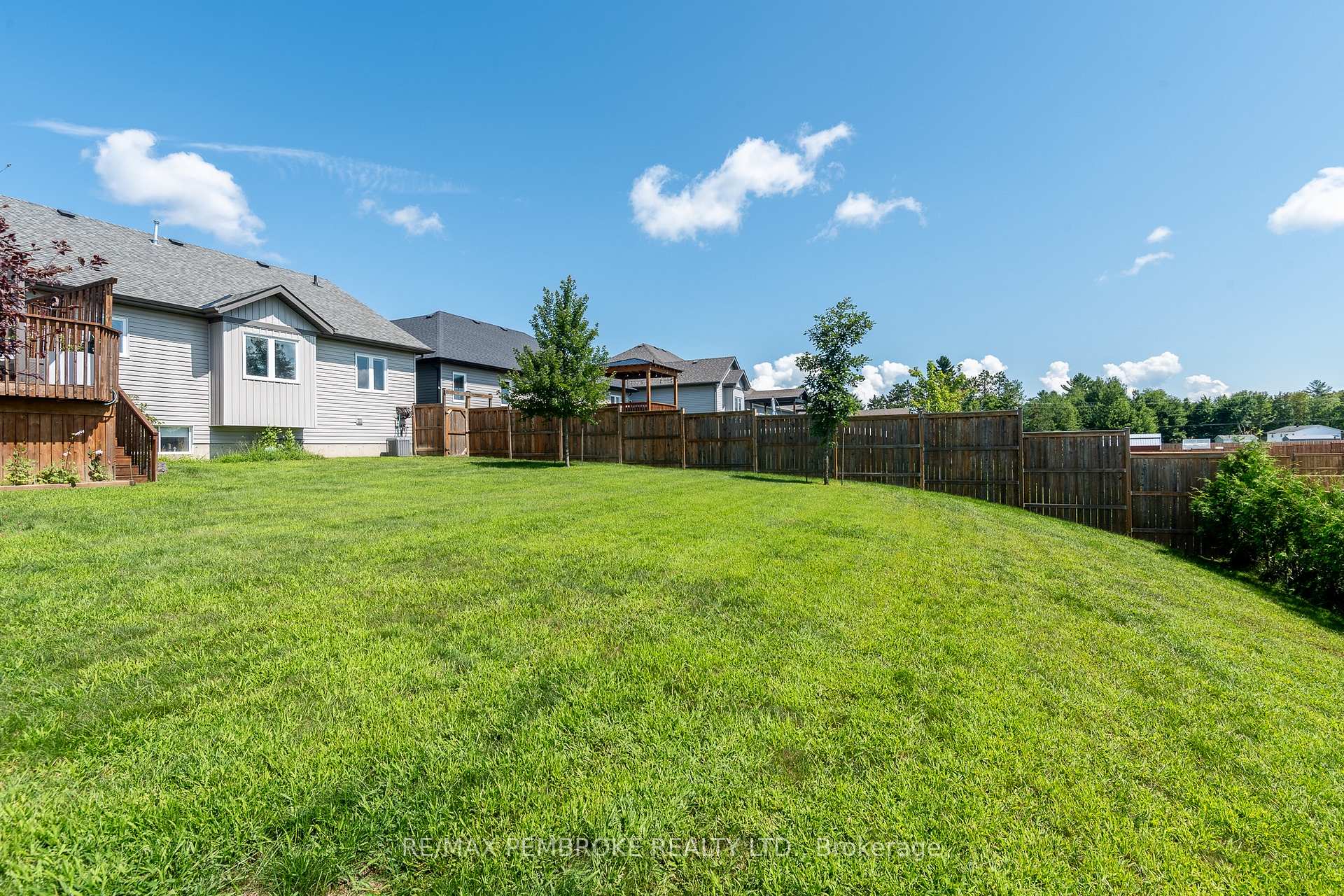 Photo 5 of 73 Noble Crescent, Petawawa, Petawawa — HOMEH