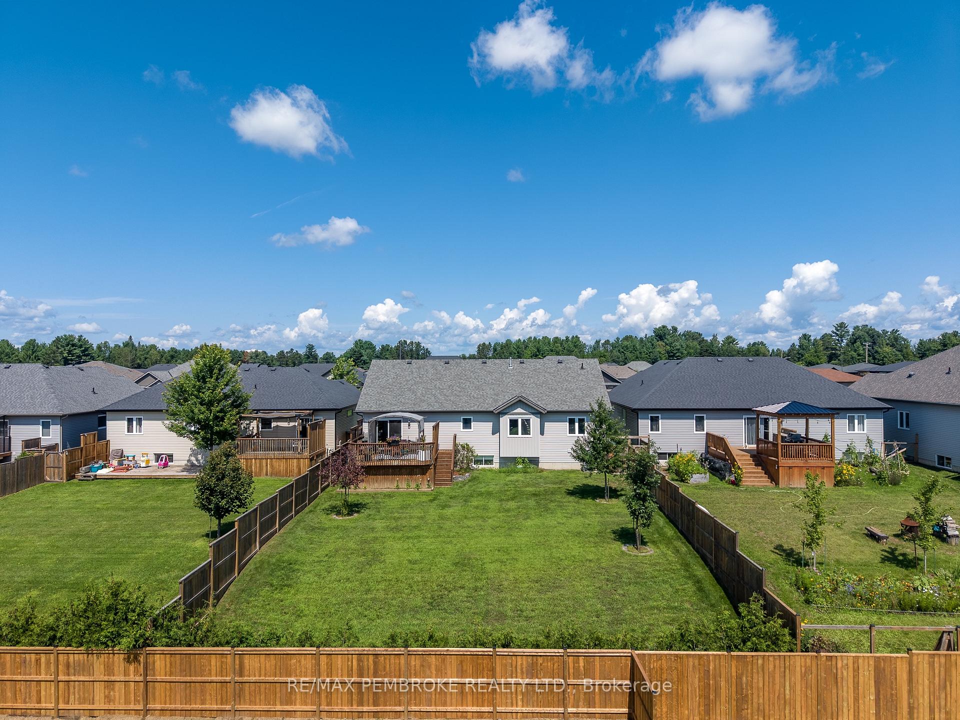 Photo 7 of 73 Noble Crescent, Petawawa, Petawawa — HOMEH