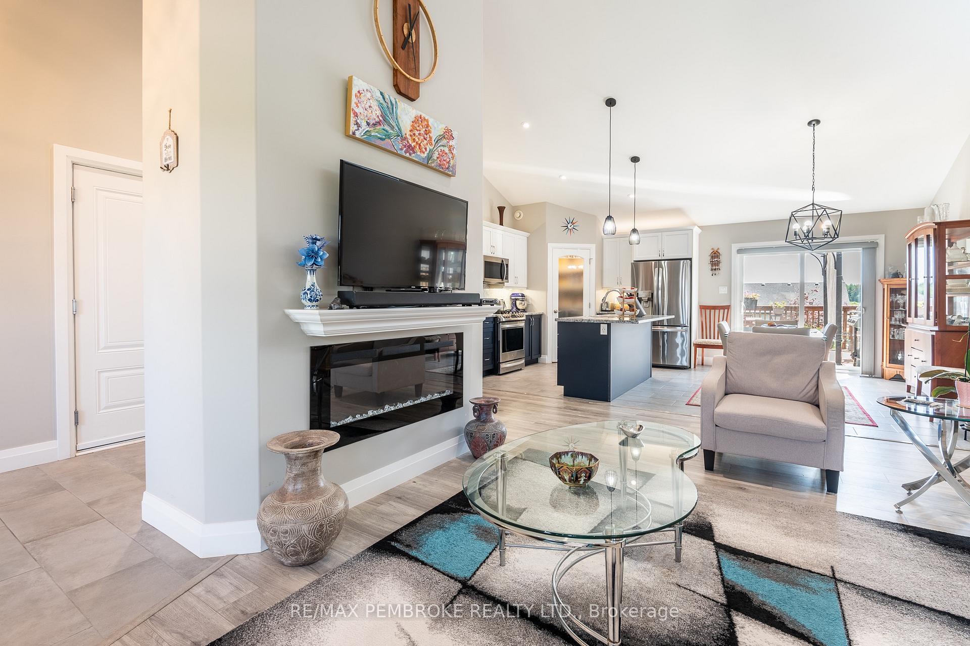 Photo 10 of 73 Noble Crescent, Petawawa, Petawawa — HOMEH
