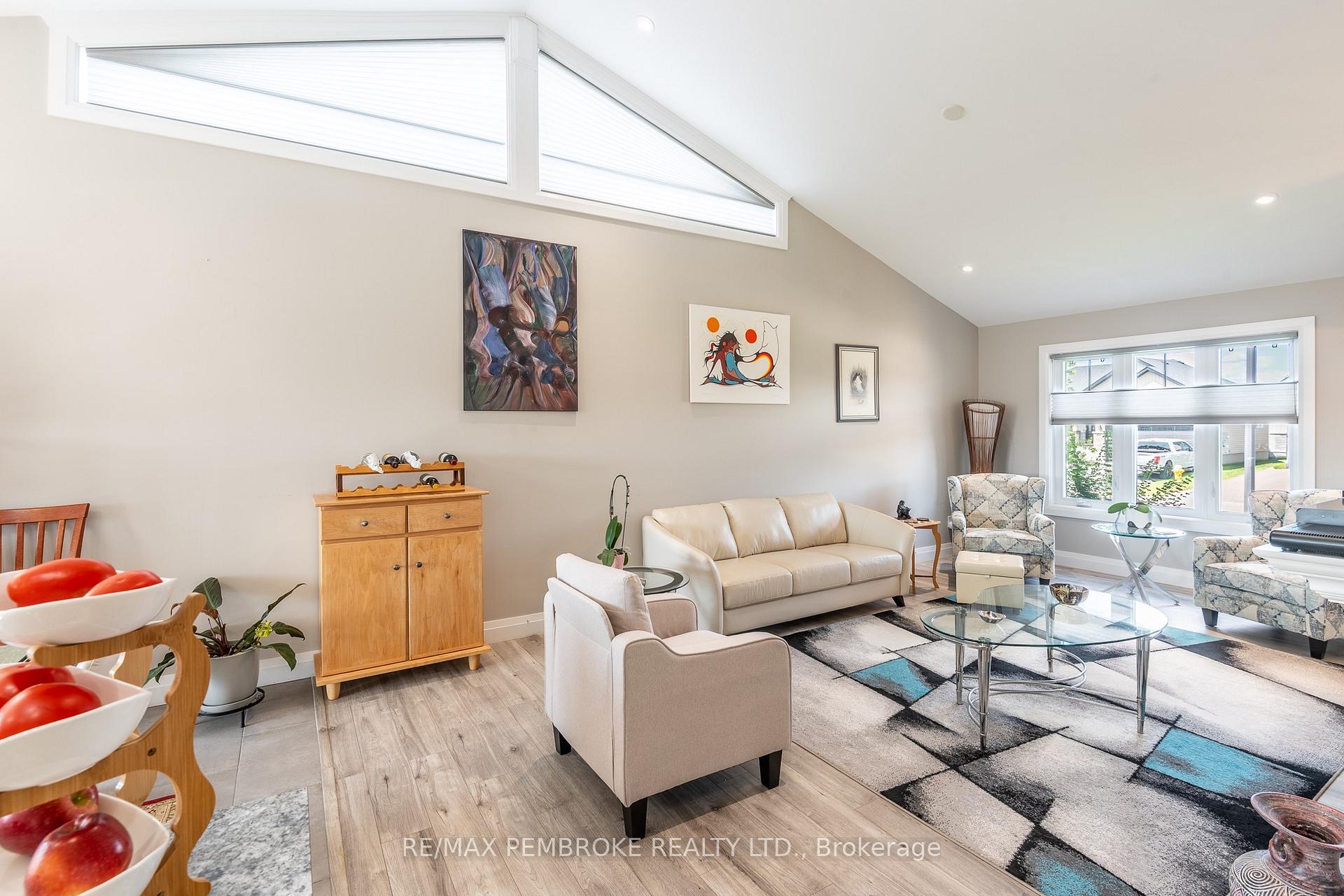 Photo 12 of 73 Noble Crescent, Petawawa, Petawawa — HOMEH