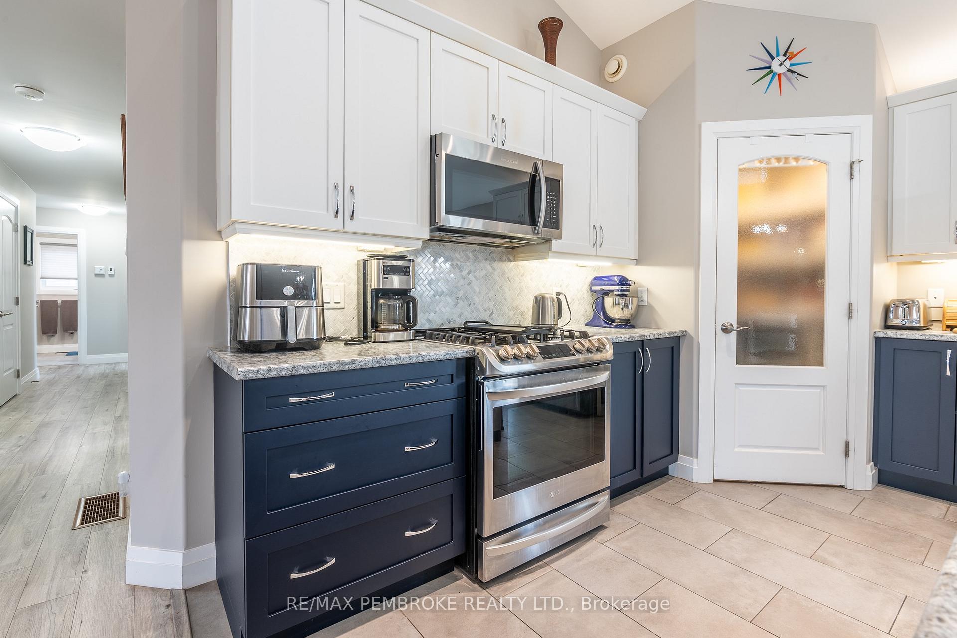 Photo 16 of 73 Noble Crescent, Petawawa, Petawawa — HOMEH