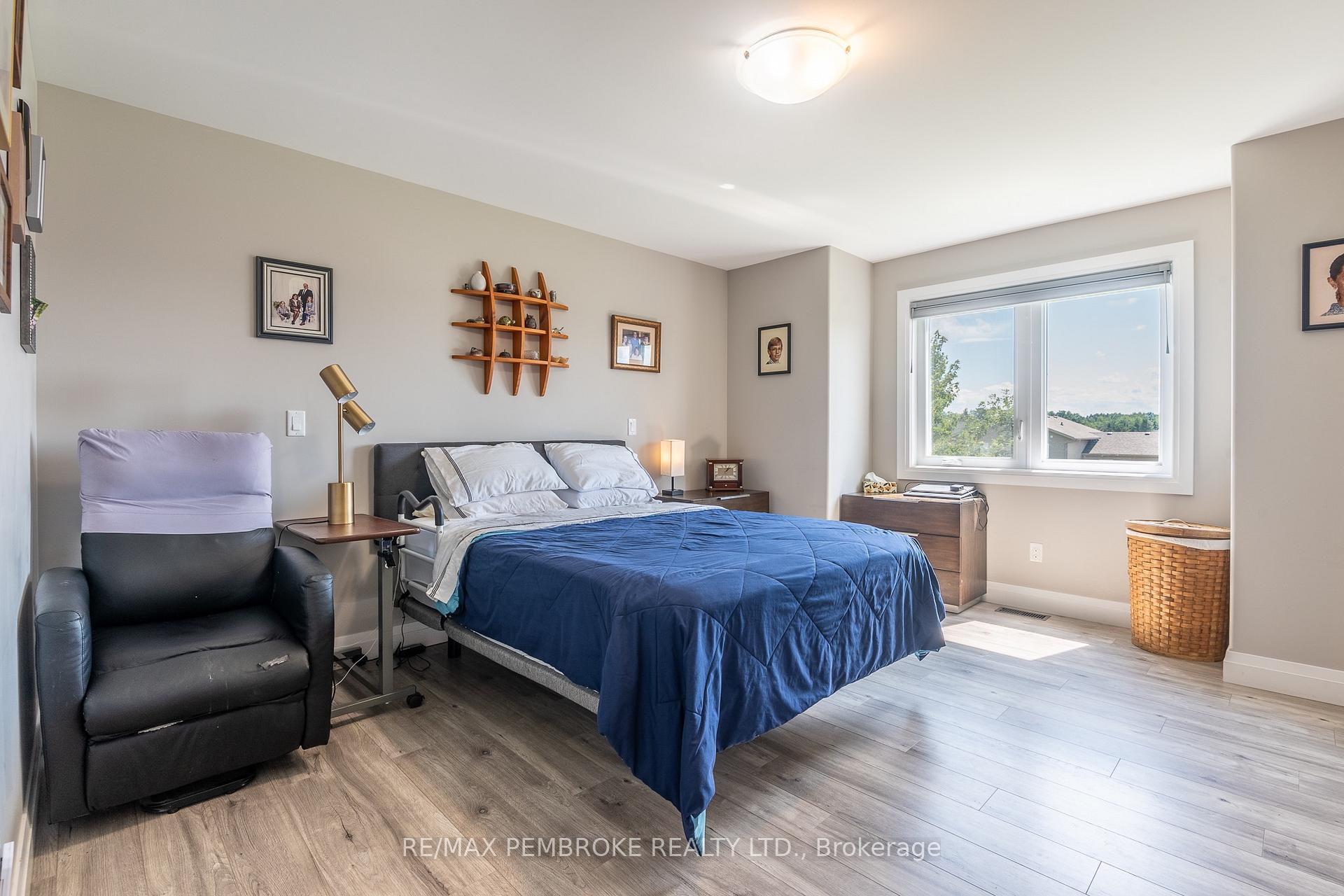 Photo 20 of 73 Noble Crescent, Petawawa, Petawawa — HOMEH