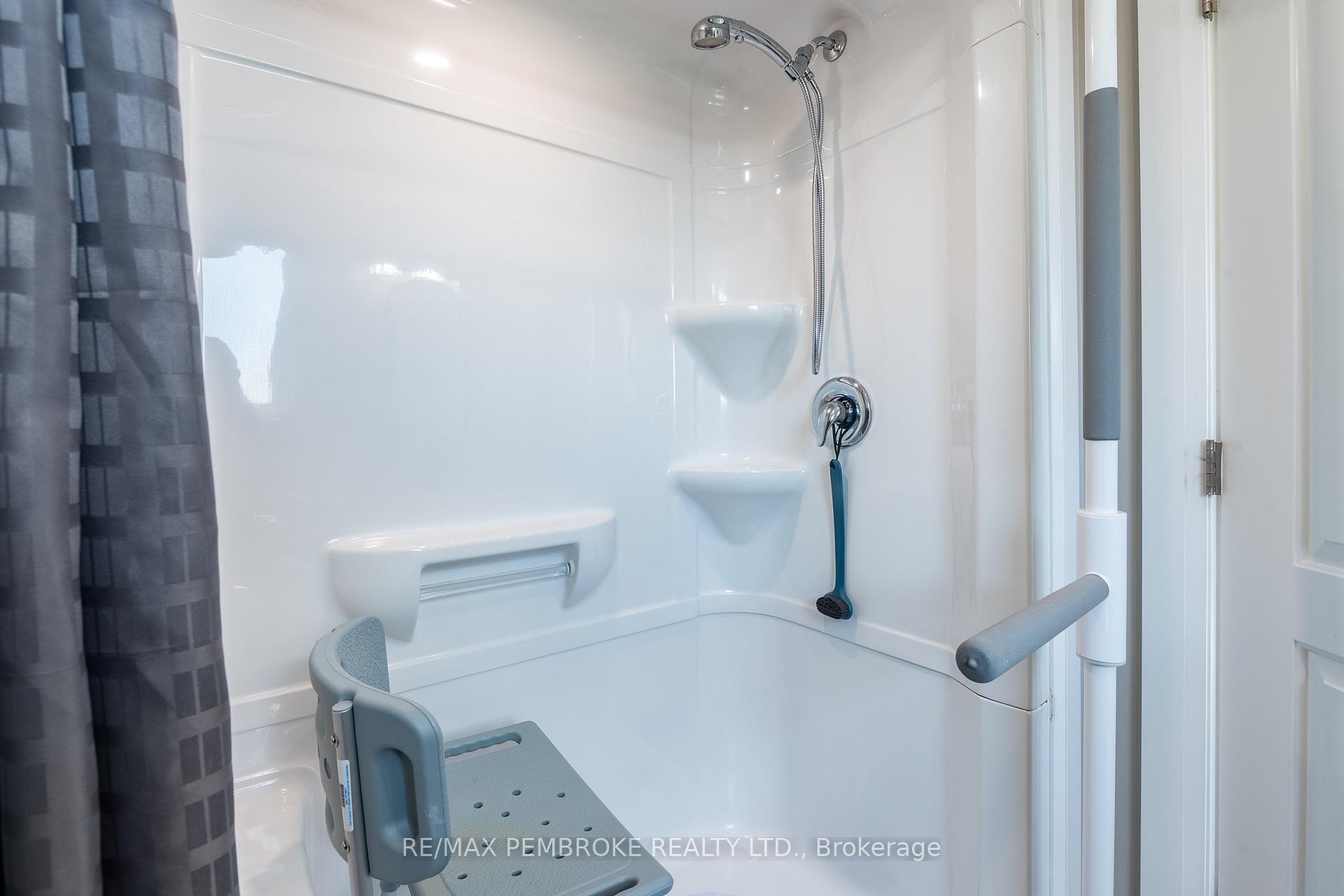 Photo 24 of 73 Noble Crescent, Petawawa, Petawawa — HOMEH