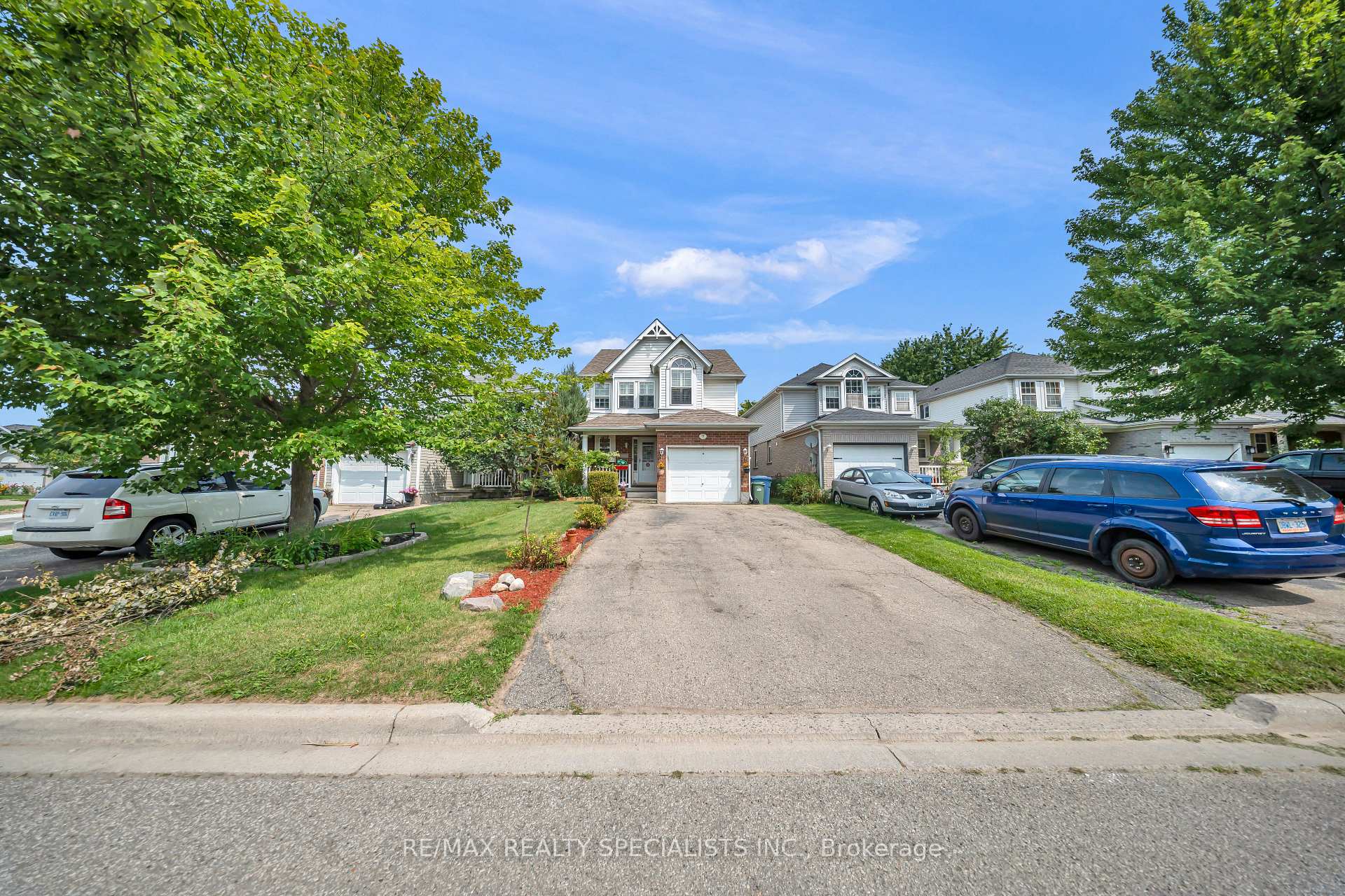 Photo 2 of 17 Buckthorn Crescent W, Guelph, Grange Road — HOMEH