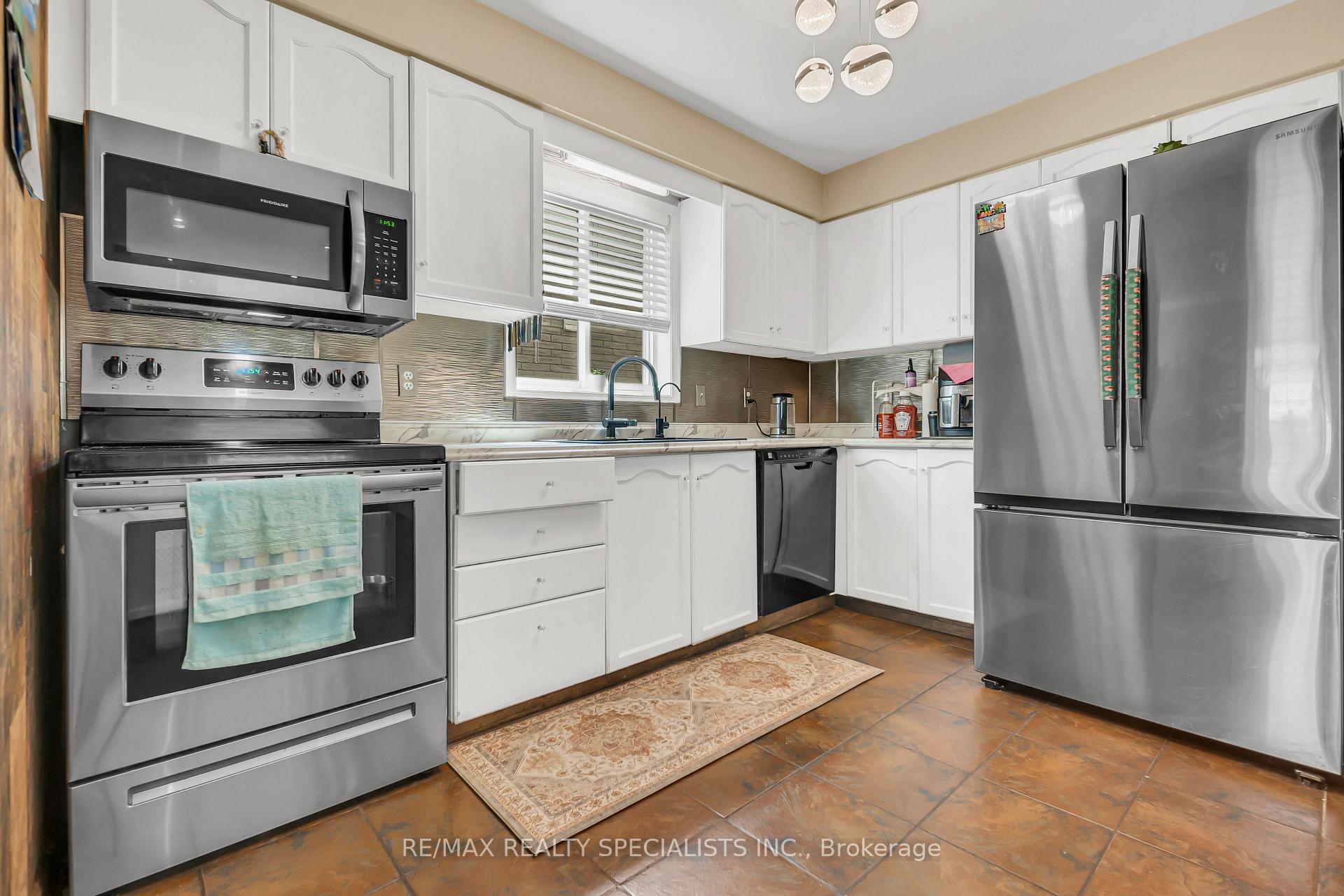Photo 11 of 17 Buckthorn Crescent W, Guelph, Grange Road — HOMEH