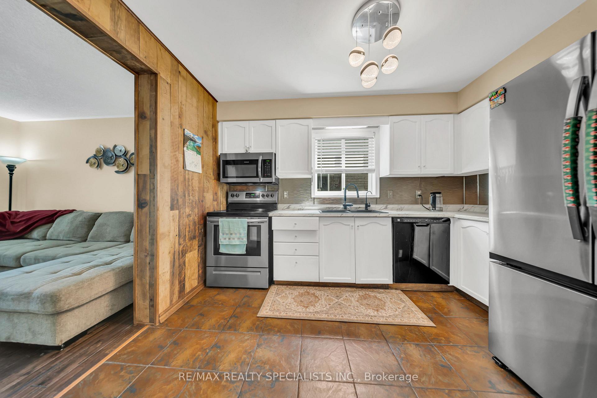 Photo 12 of 17 Buckthorn Crescent W, Guelph, Grange Road — HOMEH