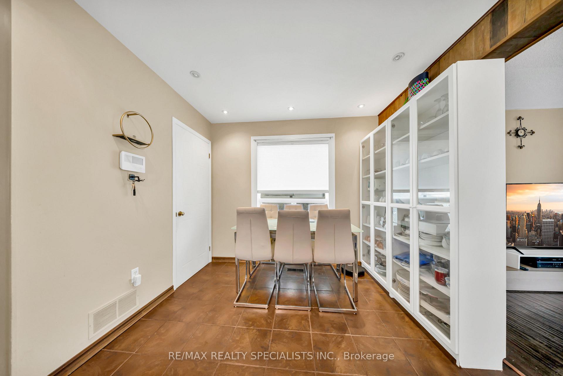 Photo 15 of 17 Buckthorn Crescent W, Guelph, Grange Road — HOMEH