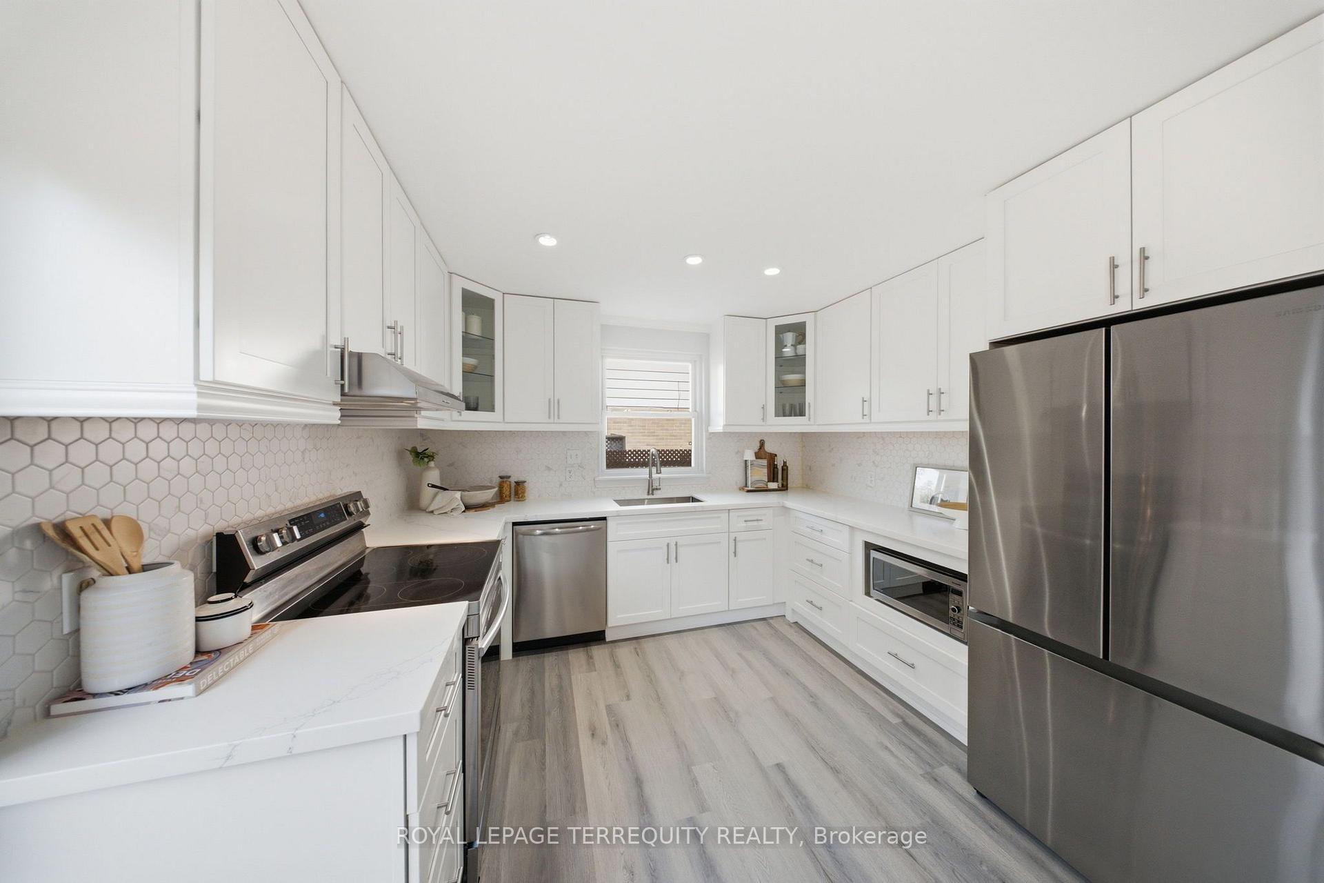 Photo 12 of 362 Durham Court, Oshawa, Vanier — HOMEH