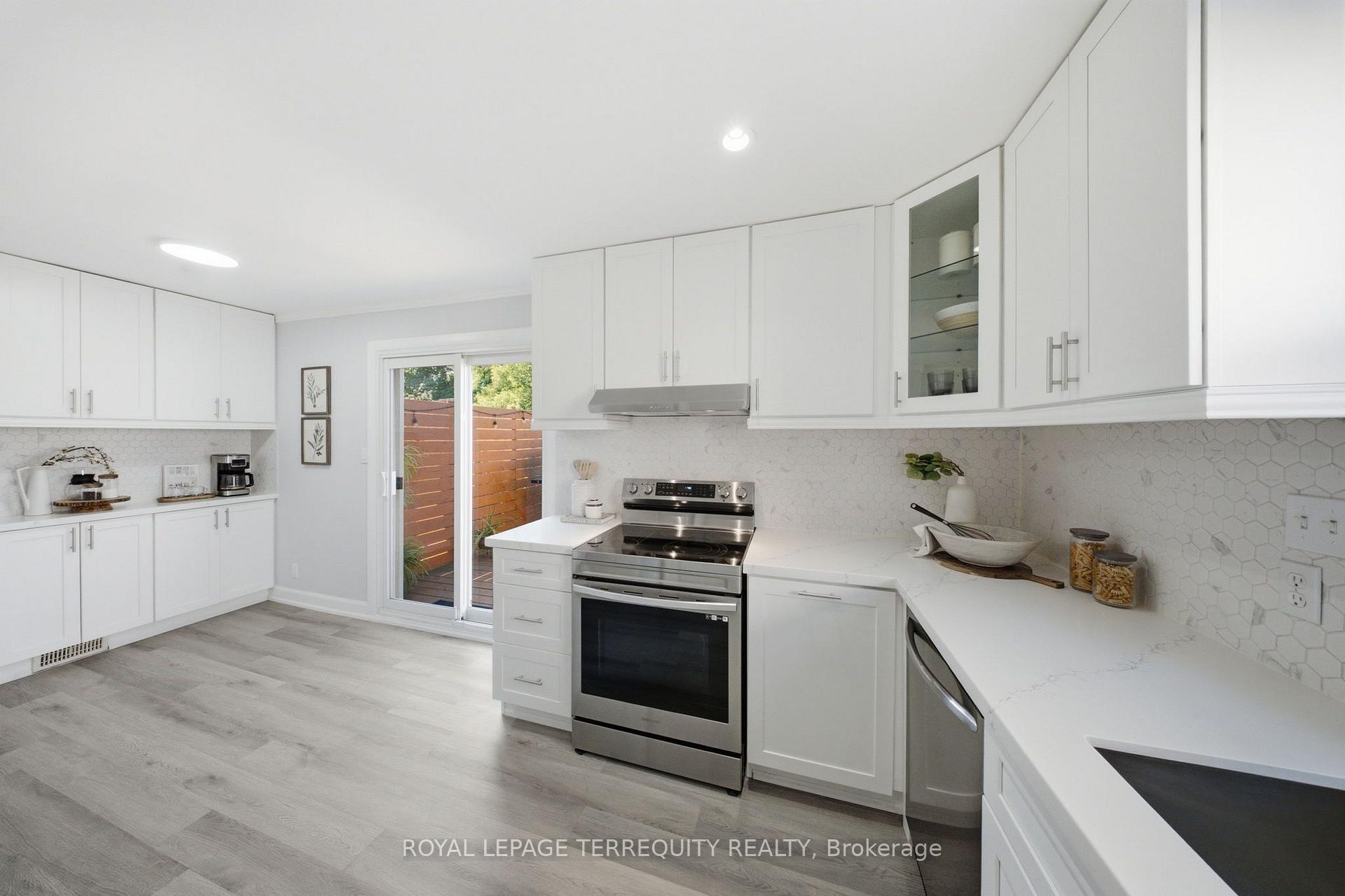 Photo 14 of 362 Durham Court, Oshawa, Vanier — HOMEH