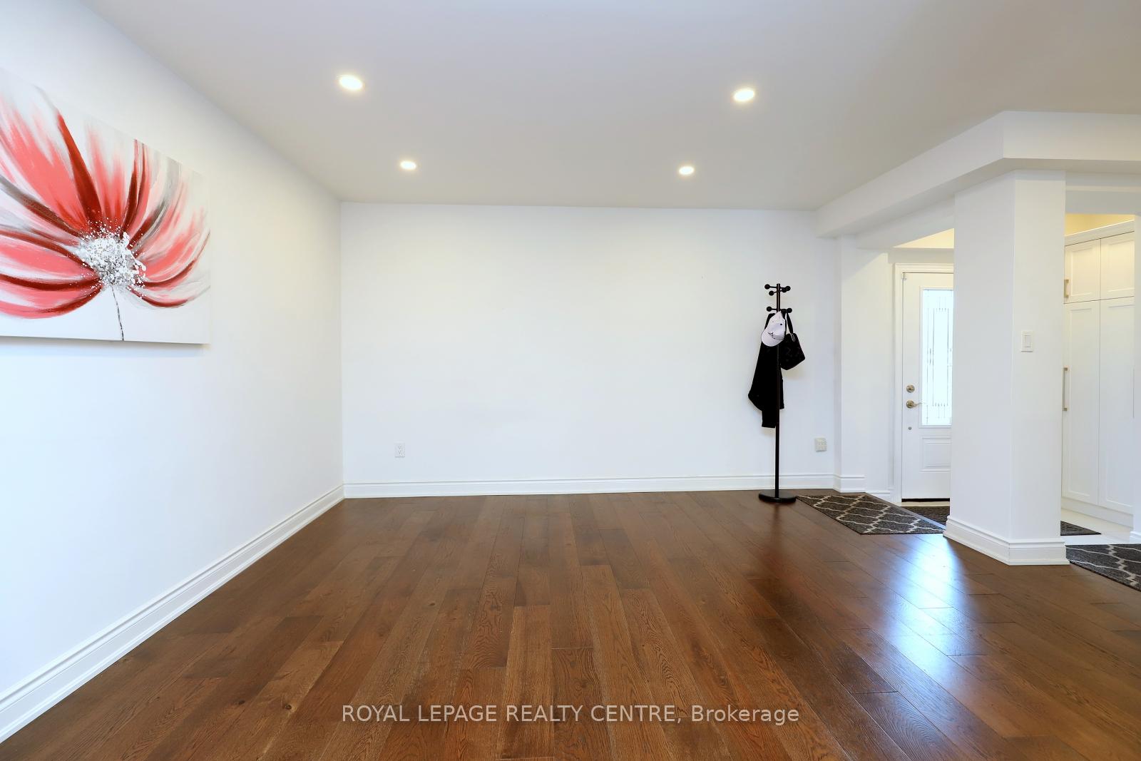 Photo 6 of 598 Pilcom Court, Mississauga, Fairview — HOMEH