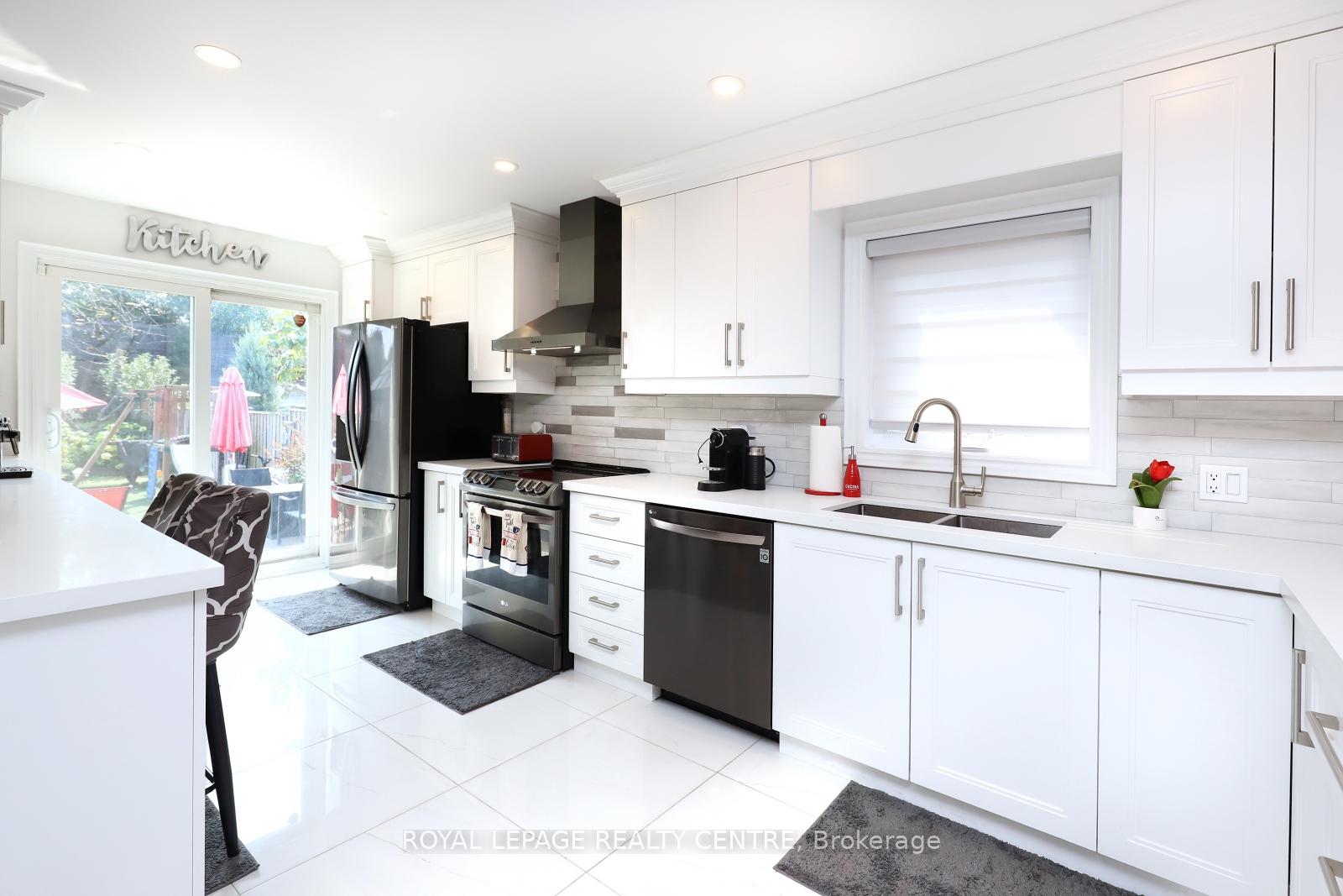 Photo 10 of 598 Pilcom Court, Mississauga, Fairview — HOMEH