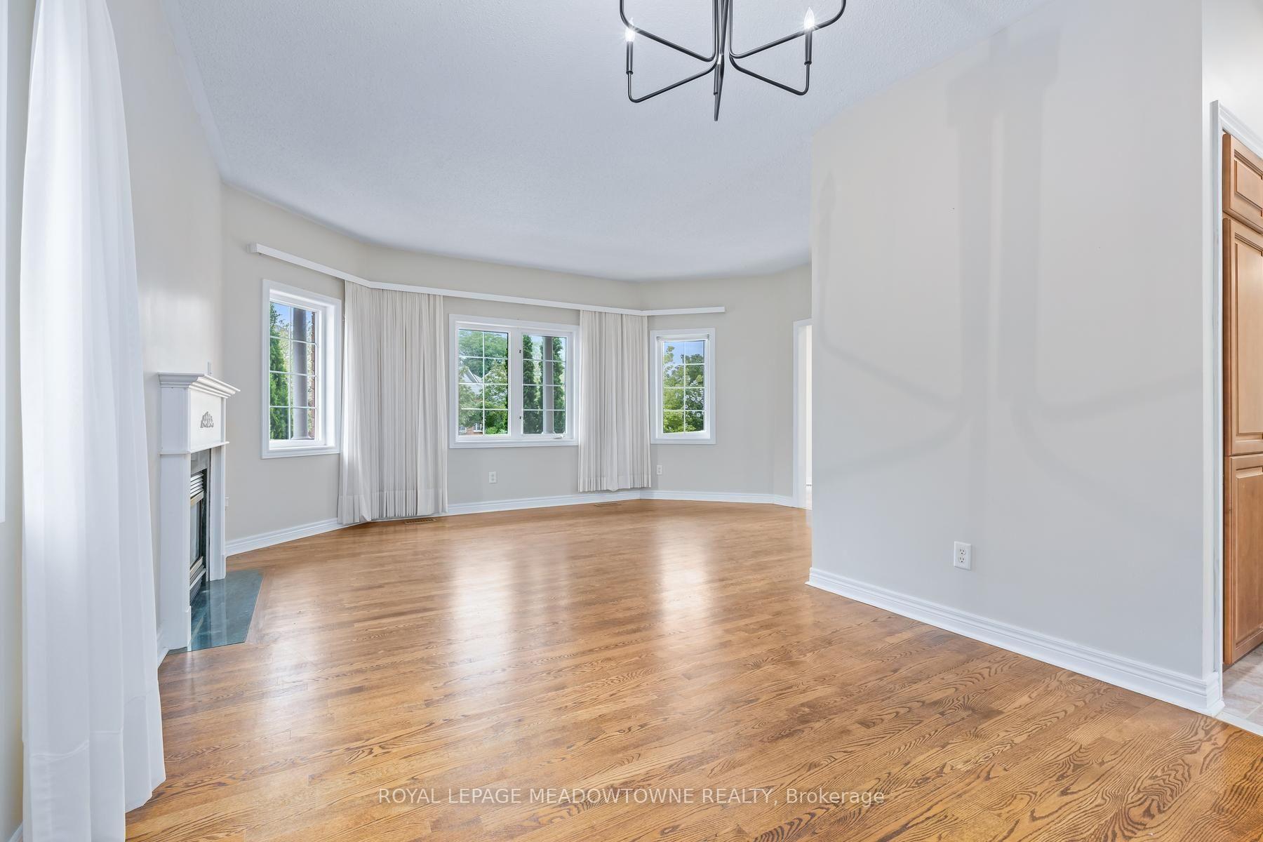 Photo 11 of 10 Orchard Park Gate, Brampton, Sandringham-Wellington — HOMEH