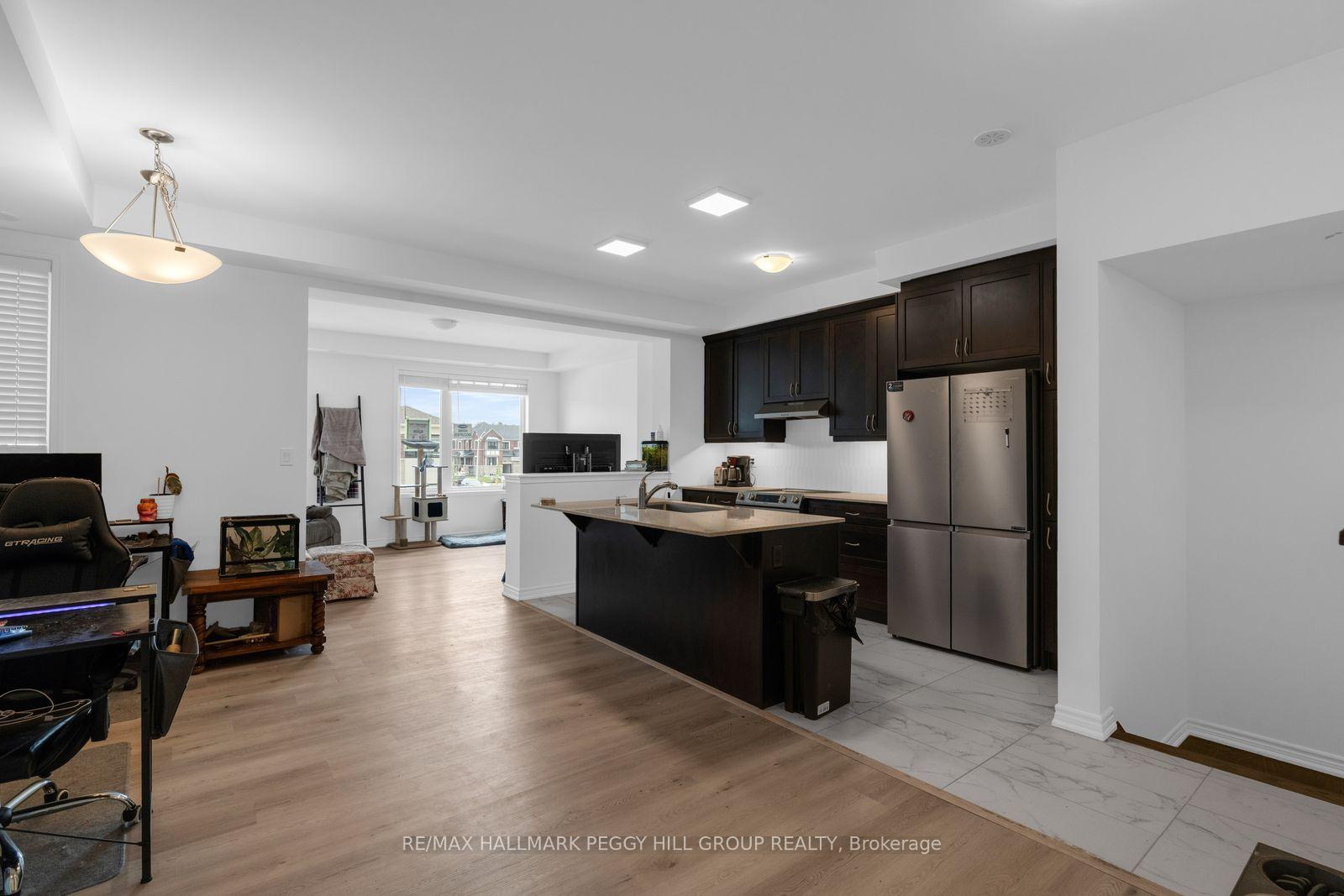 Photo 3 of 82 Yorkshire Drive, Barrie, Rural Barrie Southeast — HOMEH