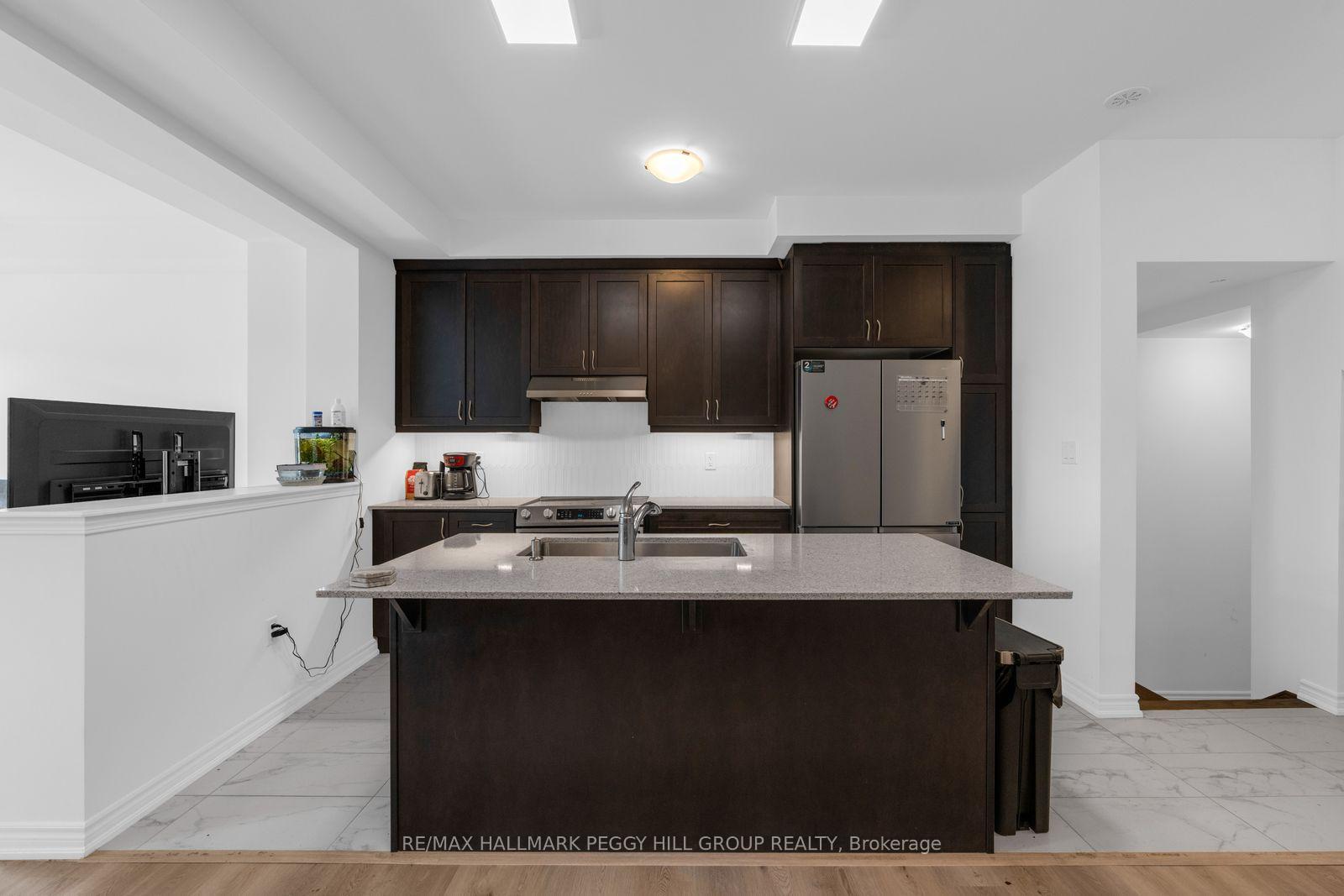 Photo 4 of 82 Yorkshire Drive, Barrie, Rural Barrie Southeast — HOMEH