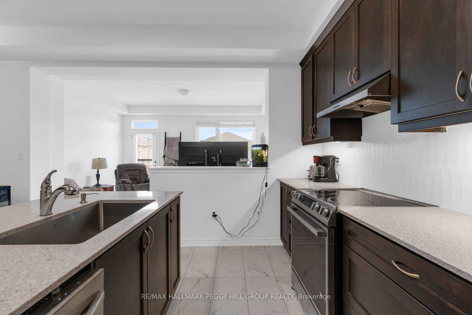 Photo 5 of 82 Yorkshire Drive, Barrie, Rural Barrie Southeast — HOMEH