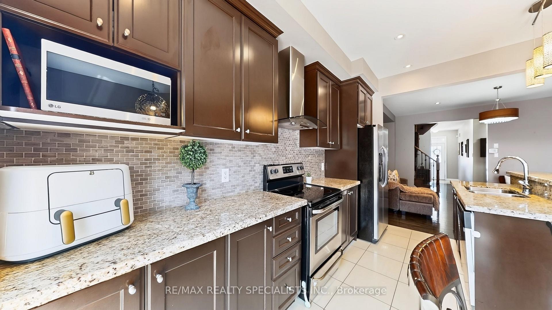 Photo 3 of 30 Pendulum Circle, Brampton, Sandringham-Wellington — HOMEH