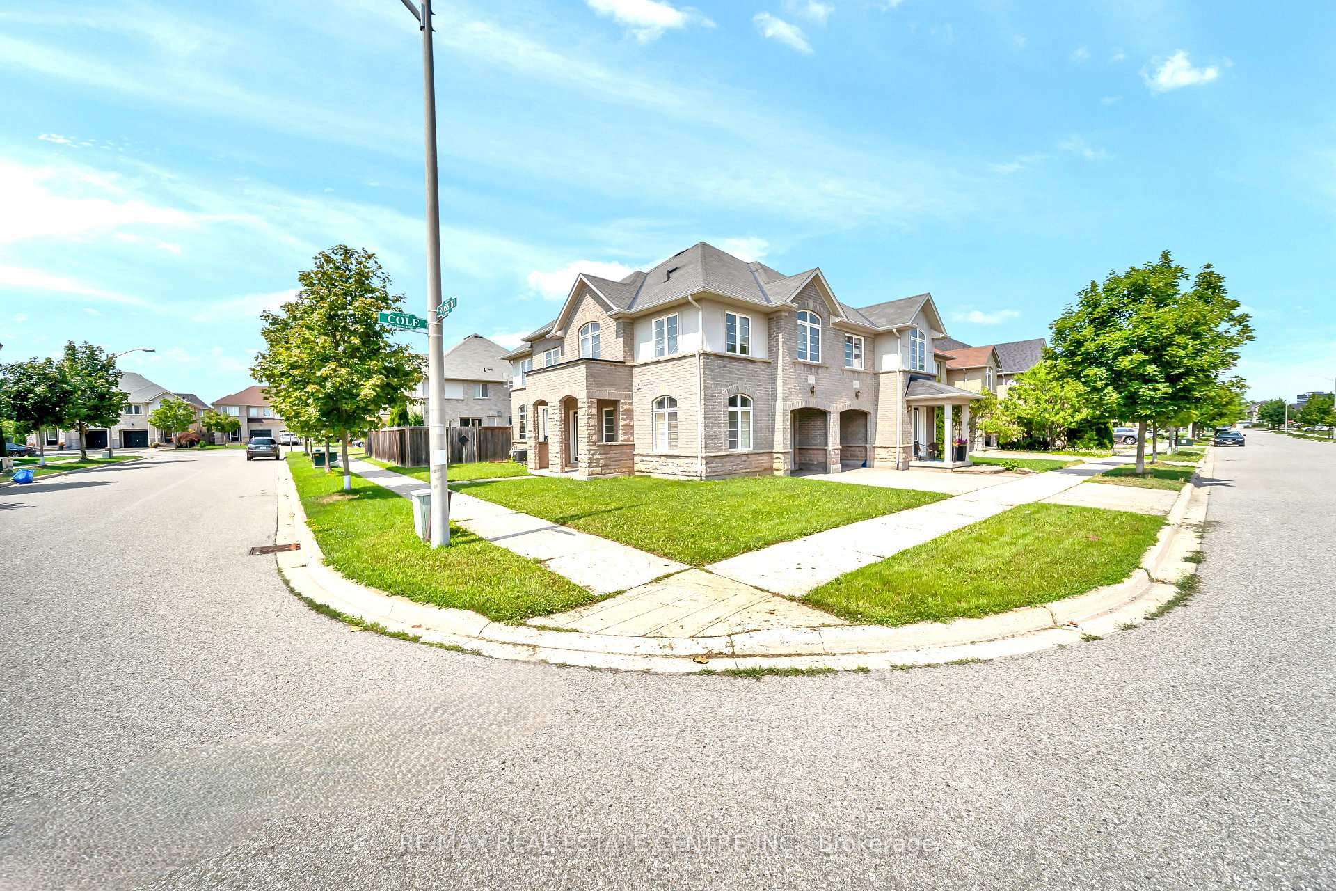 Photo 3 of 4215 Cole Crescent, Burlington, Alton — HOMEH