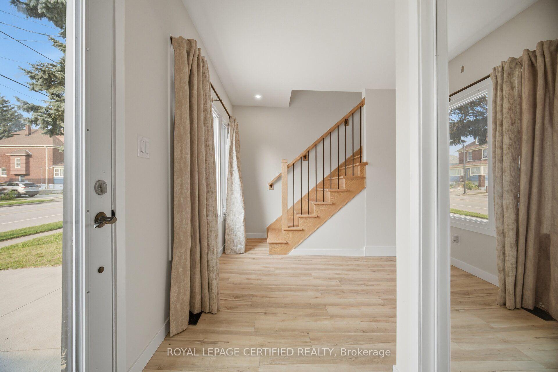 Photo 3 of 5759 Robinson Street, Niagara Falls, Dorchester — HOMEH