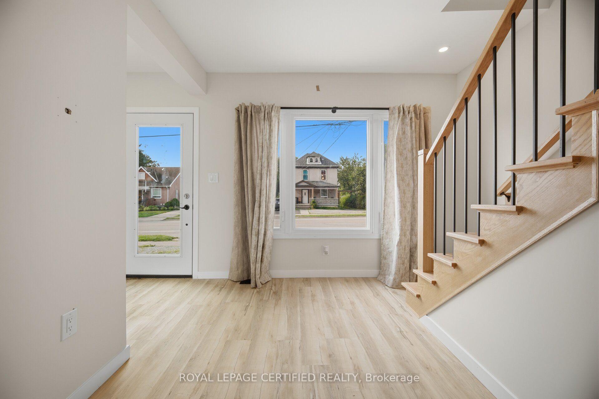 Photo 4 of 5759 Robinson Street, Niagara Falls, Dorchester — HOMEH