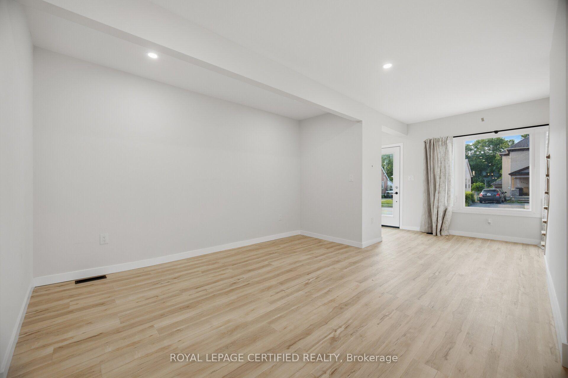 Photo 6 of 5759 Robinson Street, Niagara Falls, Dorchester — HOMEH