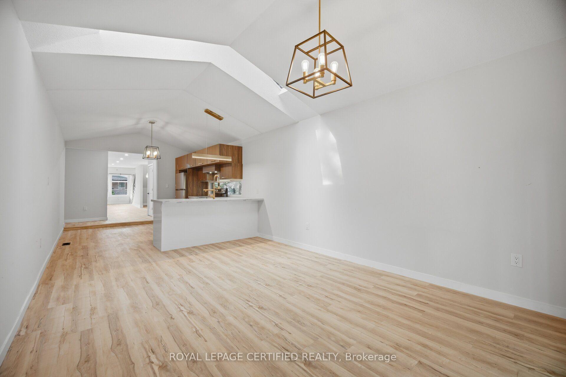 Photo 23 of 5759 Robinson Street, Niagara Falls, Dorchester — HOMEH