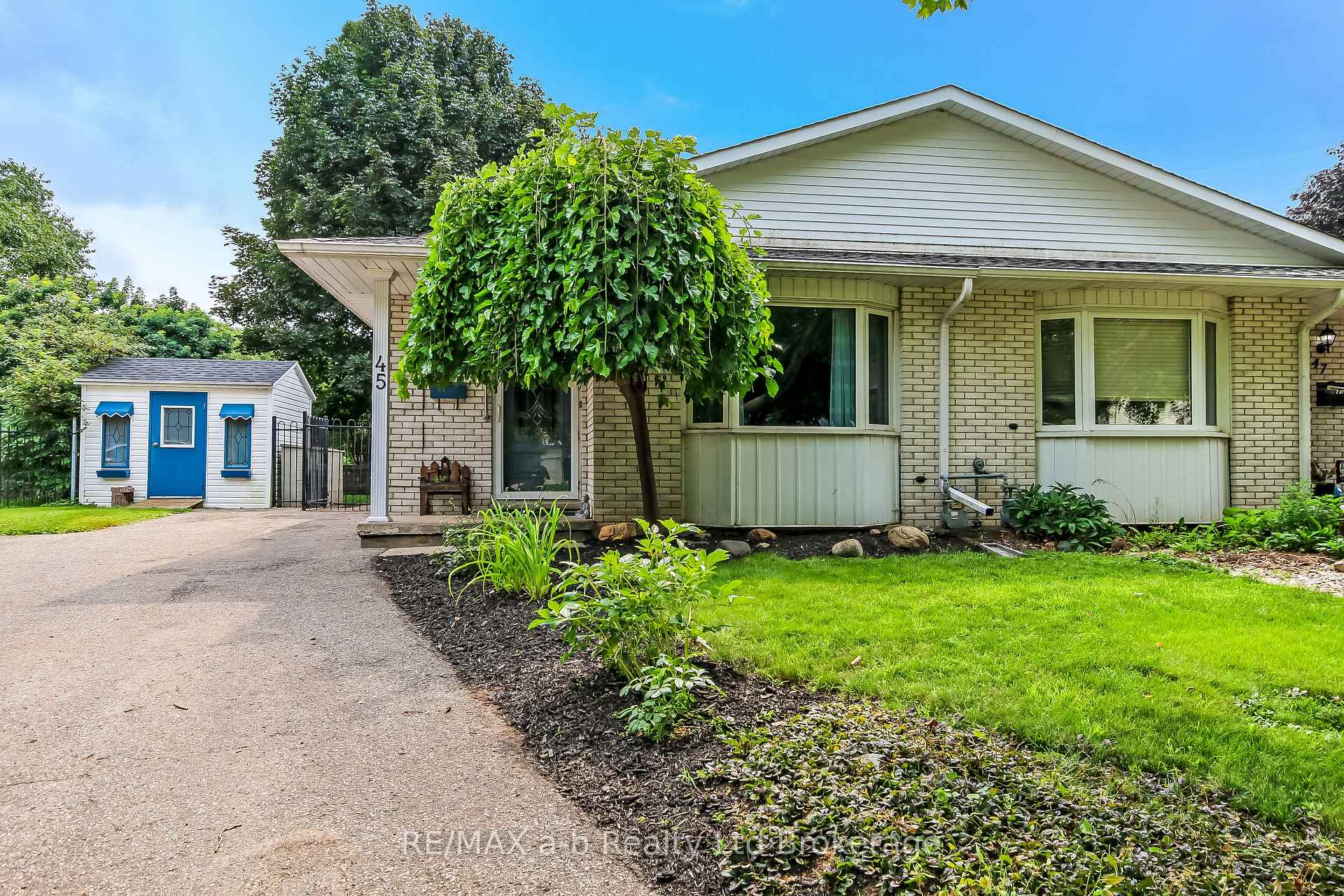 Photo 1 of 45 Carlyle Place, Kitchener, Brigadoon — HOMEH