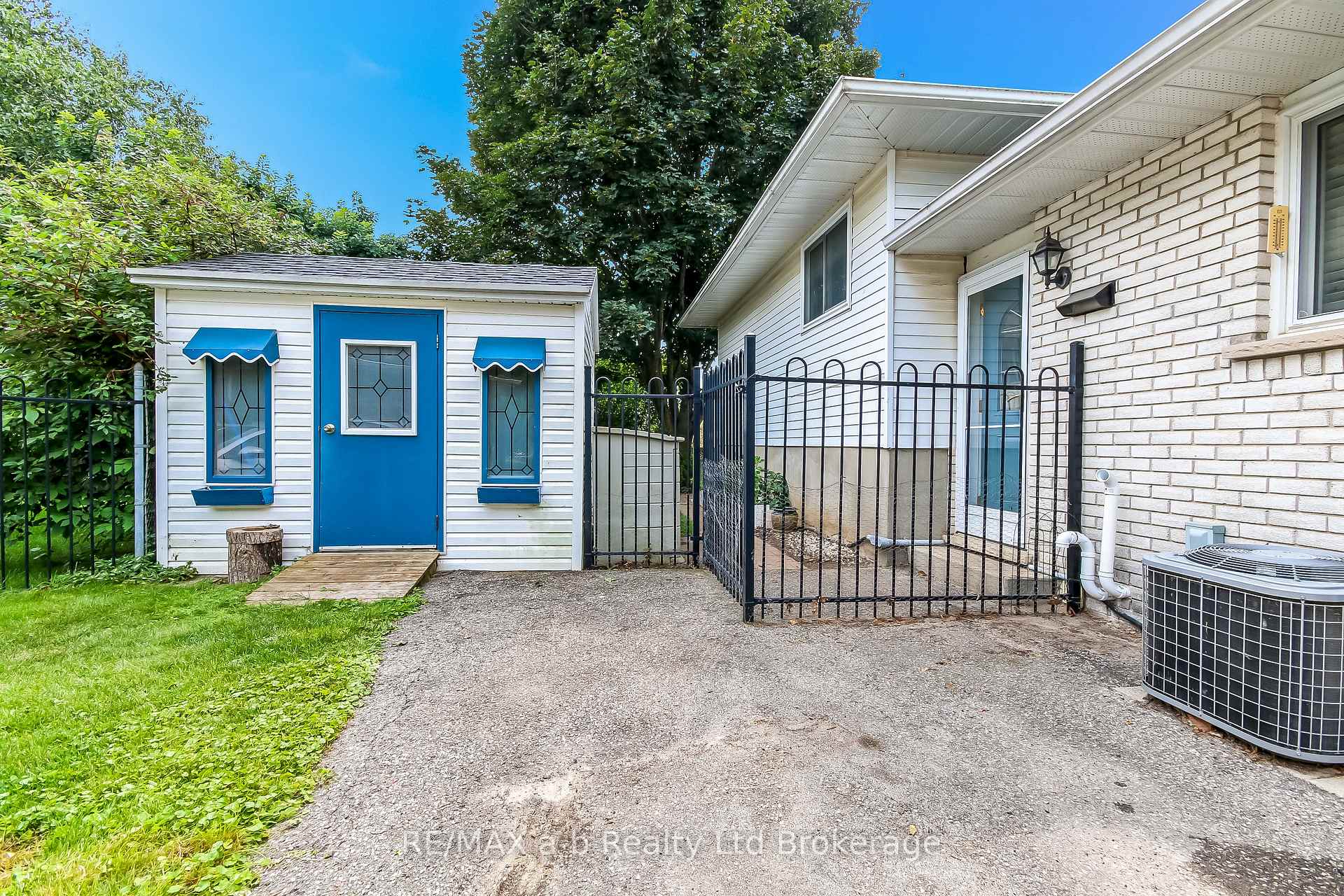 Photo 3 of 45 Carlyle Place, Kitchener, Brigadoon — HOMEH