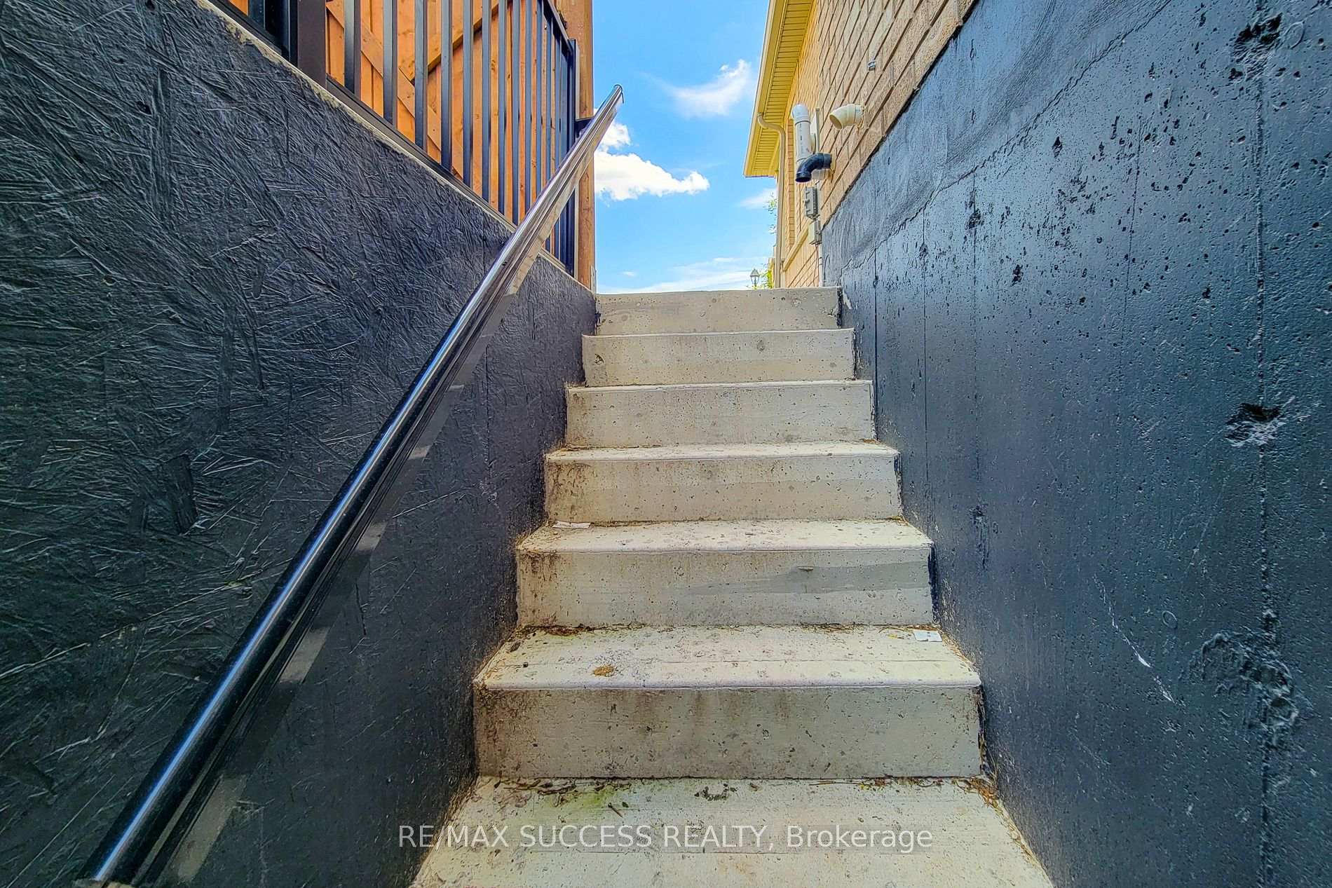 Photo 13 of 2 Turnbull Drive, Brantford, Empire — HOMEH