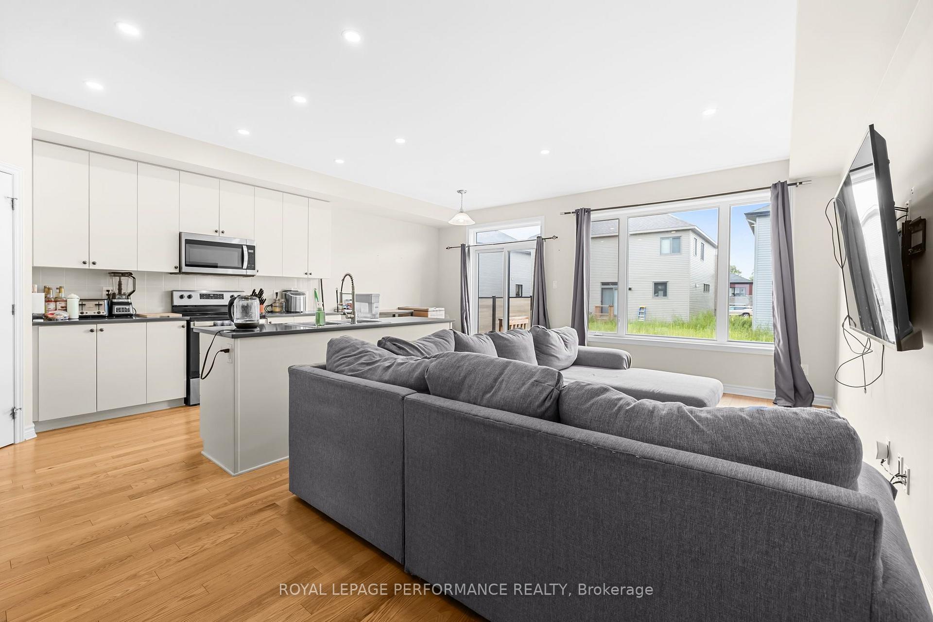 Photo 10 of 709 Namur Street, Russell, Embrun — HOMEH
