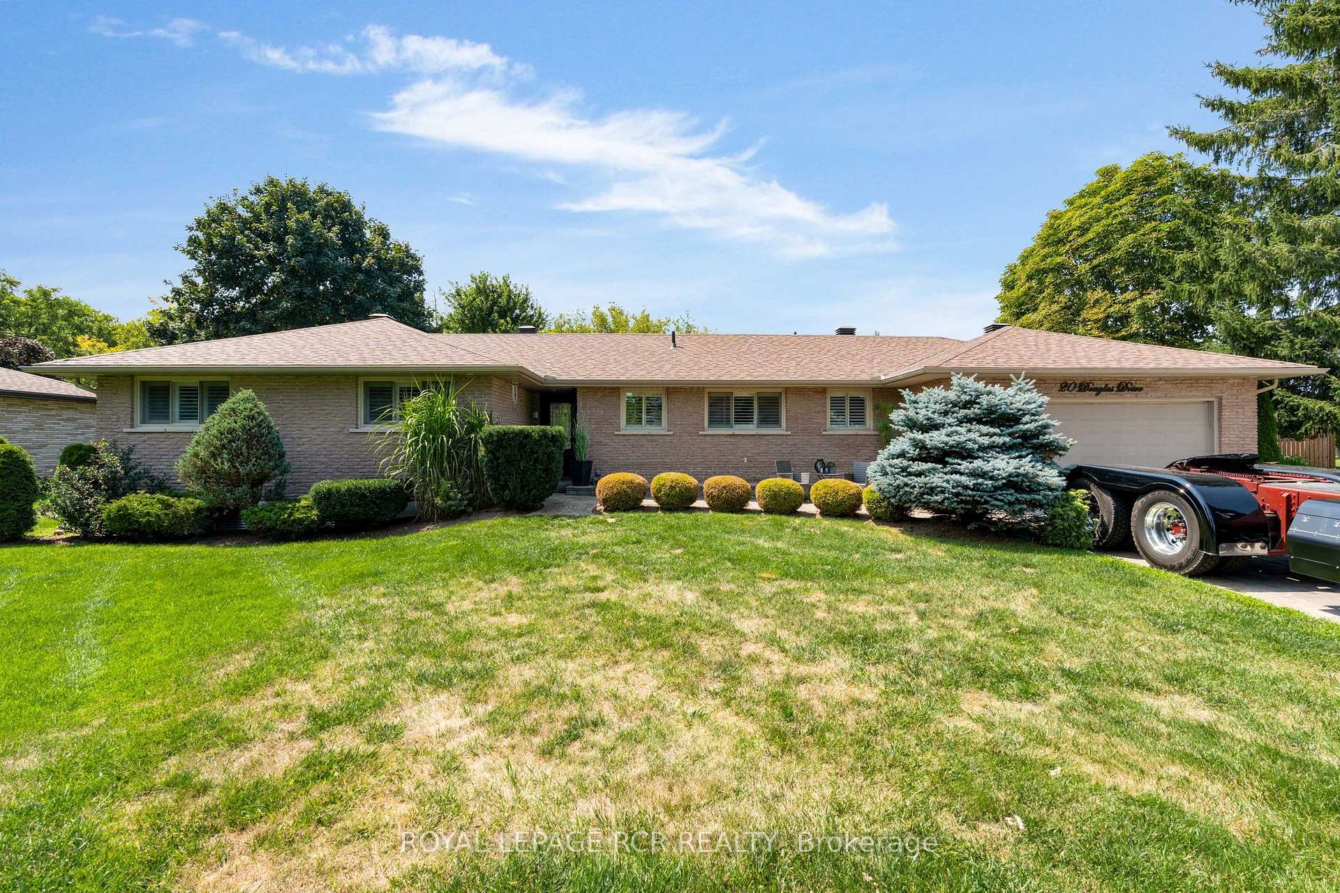 Photo 2 of 20 Douglas Drive, New Tecumseth, Alliston — HOMEH