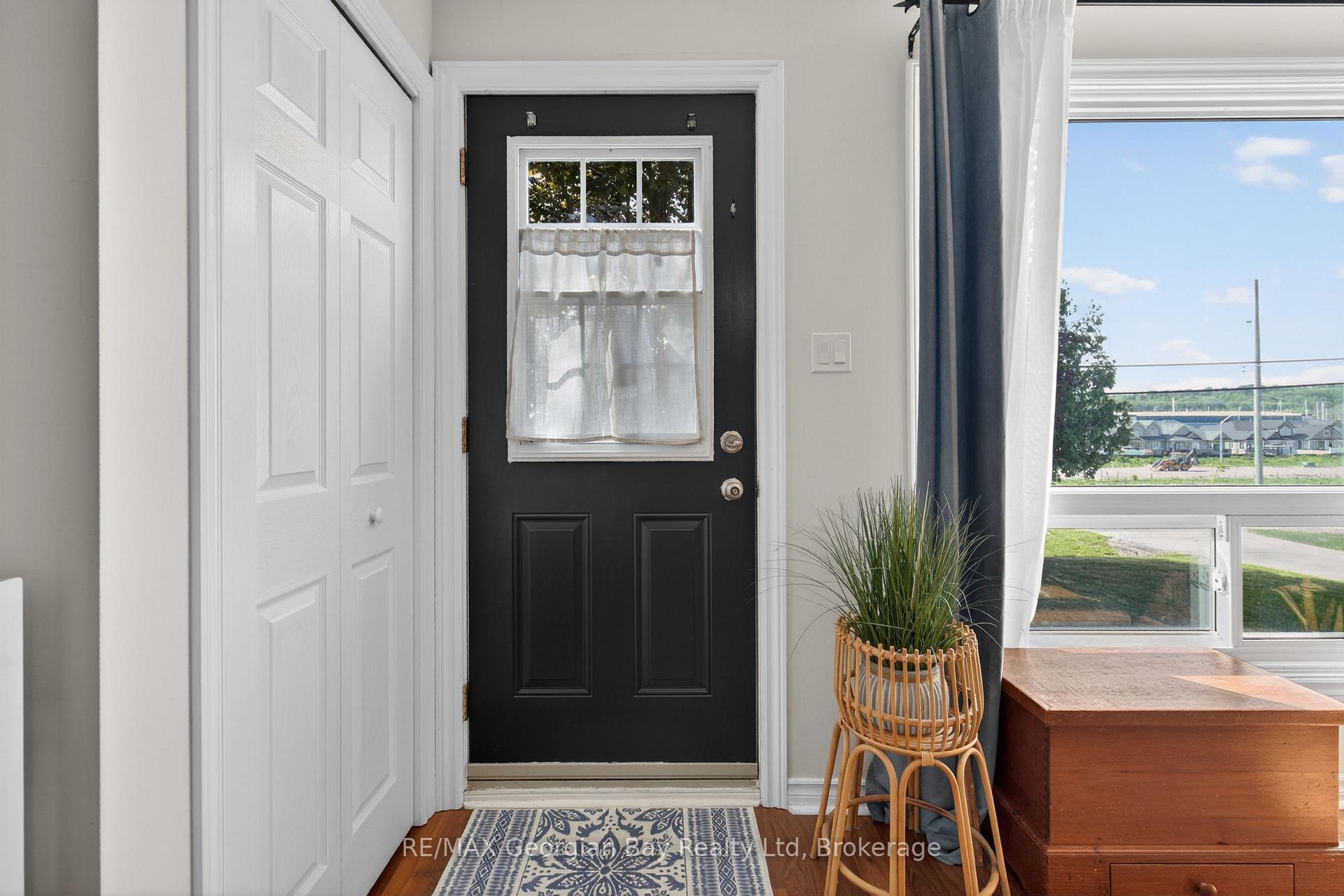 Photo 2 of 1060 Harbourview Drive, Midland — HOMEH