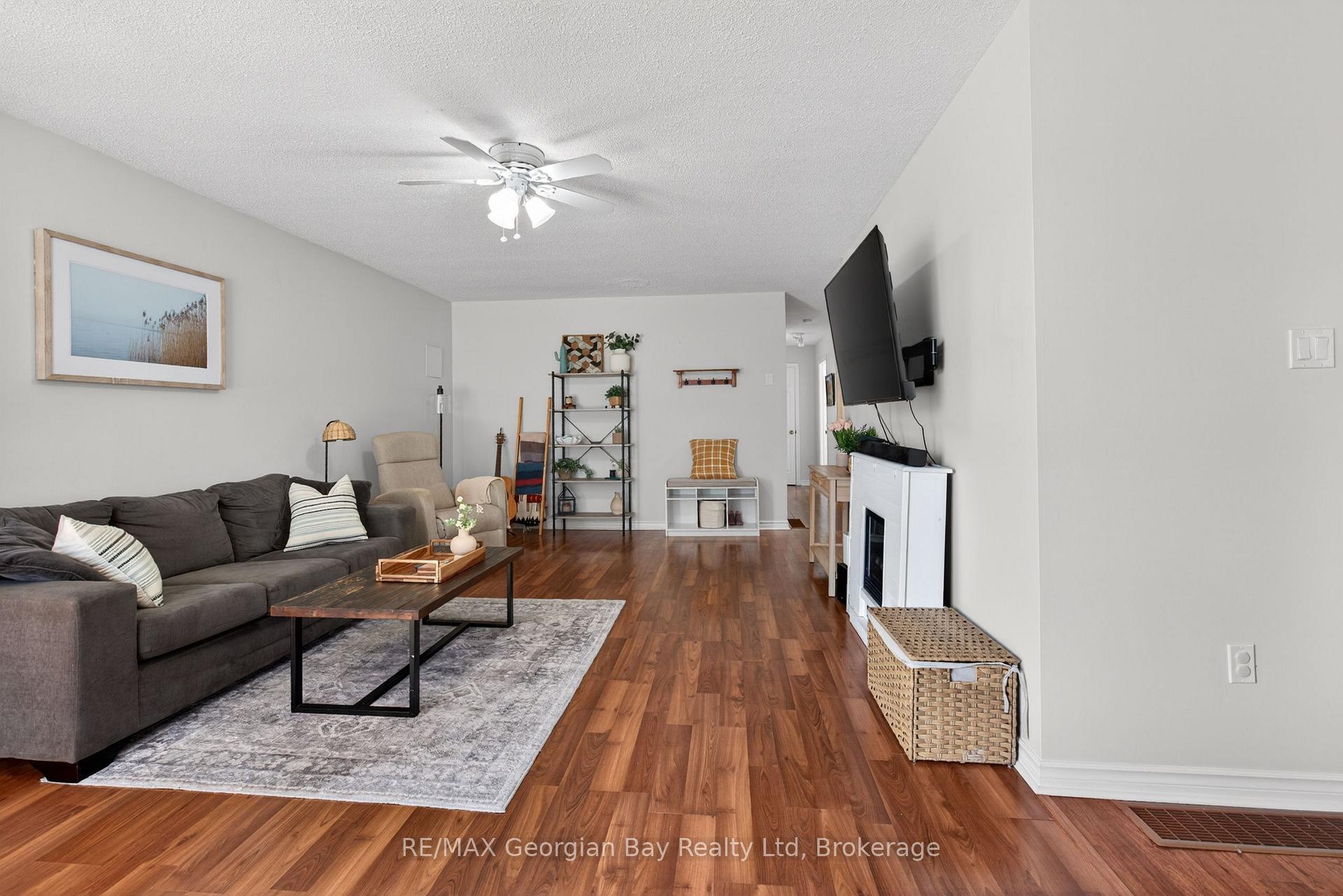 Photo 4 of 1060 Harbourview Drive, Midland — HOMEH