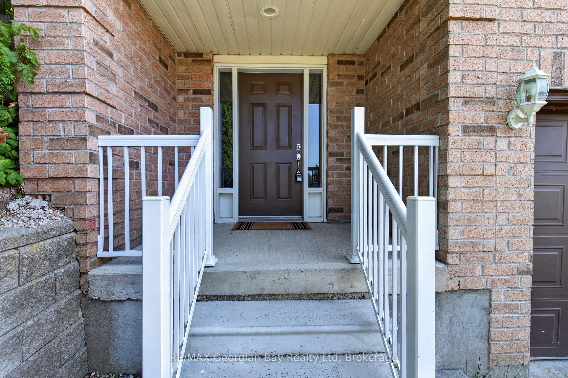 Photo 2 of 423 Irwin Street, Midland — HOMEH