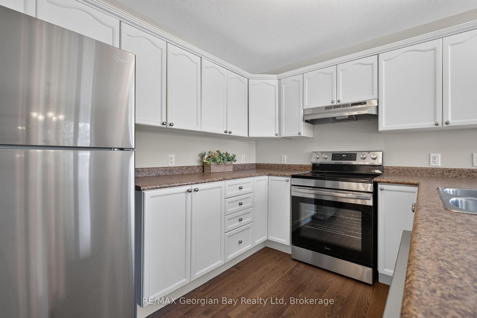 Photo 15 of 423 Irwin Street, Midland — HOMEH