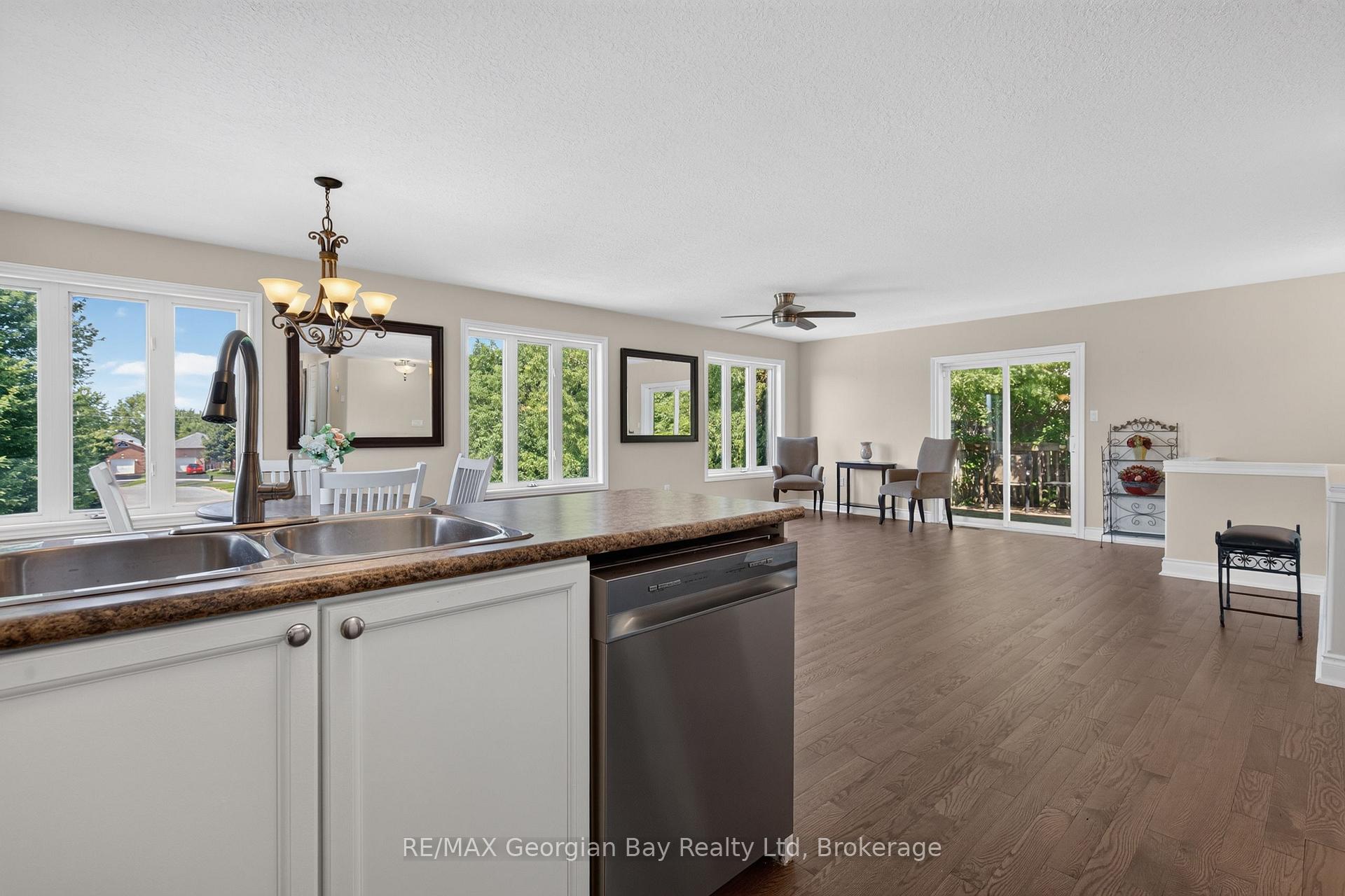Photo 16 of 423 Irwin Street, Midland — HOMEH