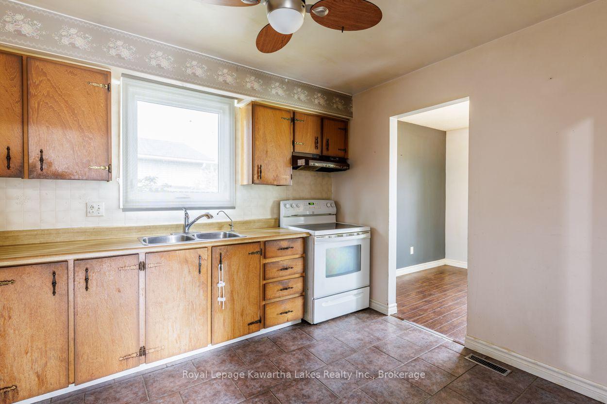 Photo 23 of 45 Sinclair Street, Kawartha Lakes, Lindsay — HOMEH