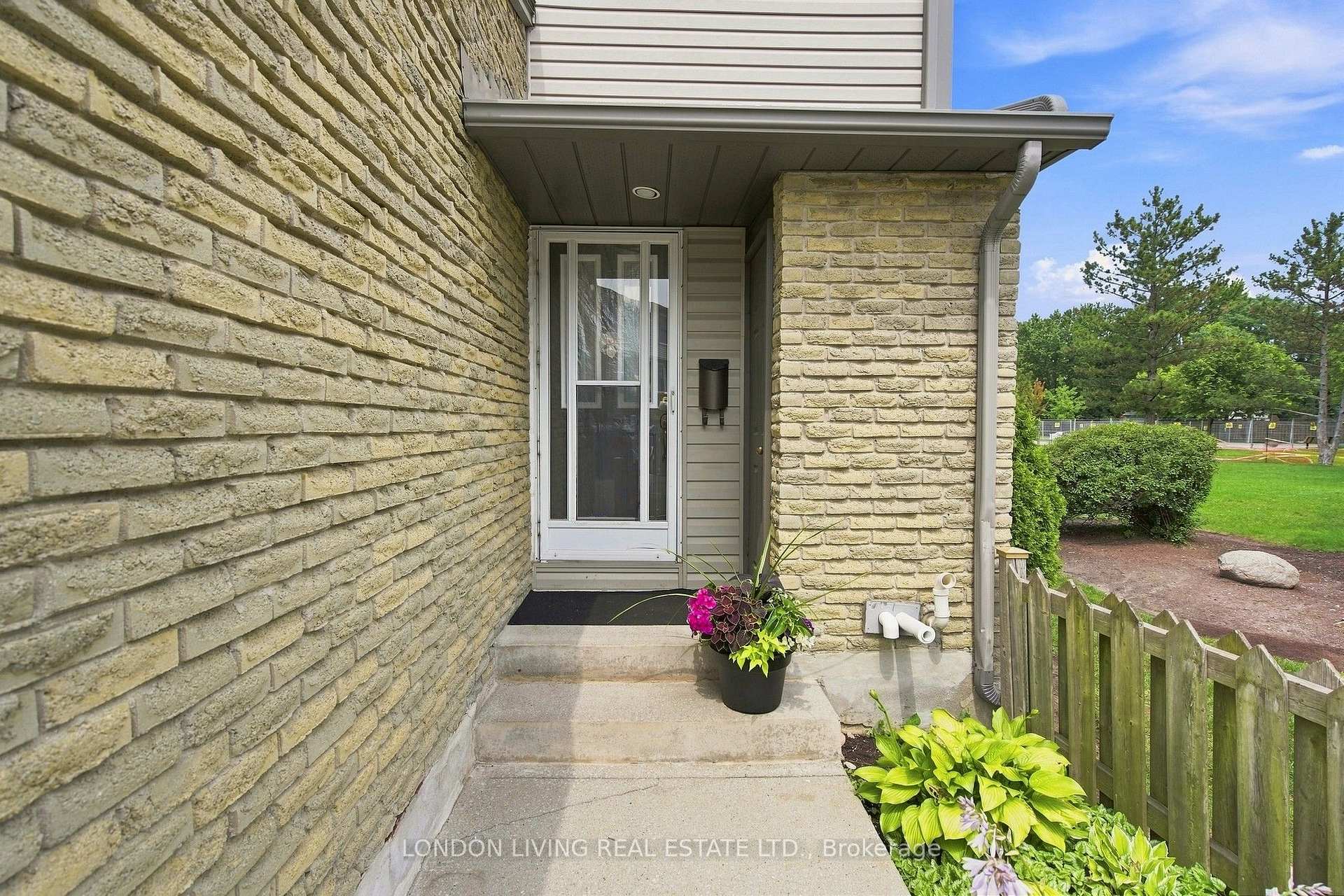 Photo 8 of 193 Deveron Crescent, London, South T — HOMEH