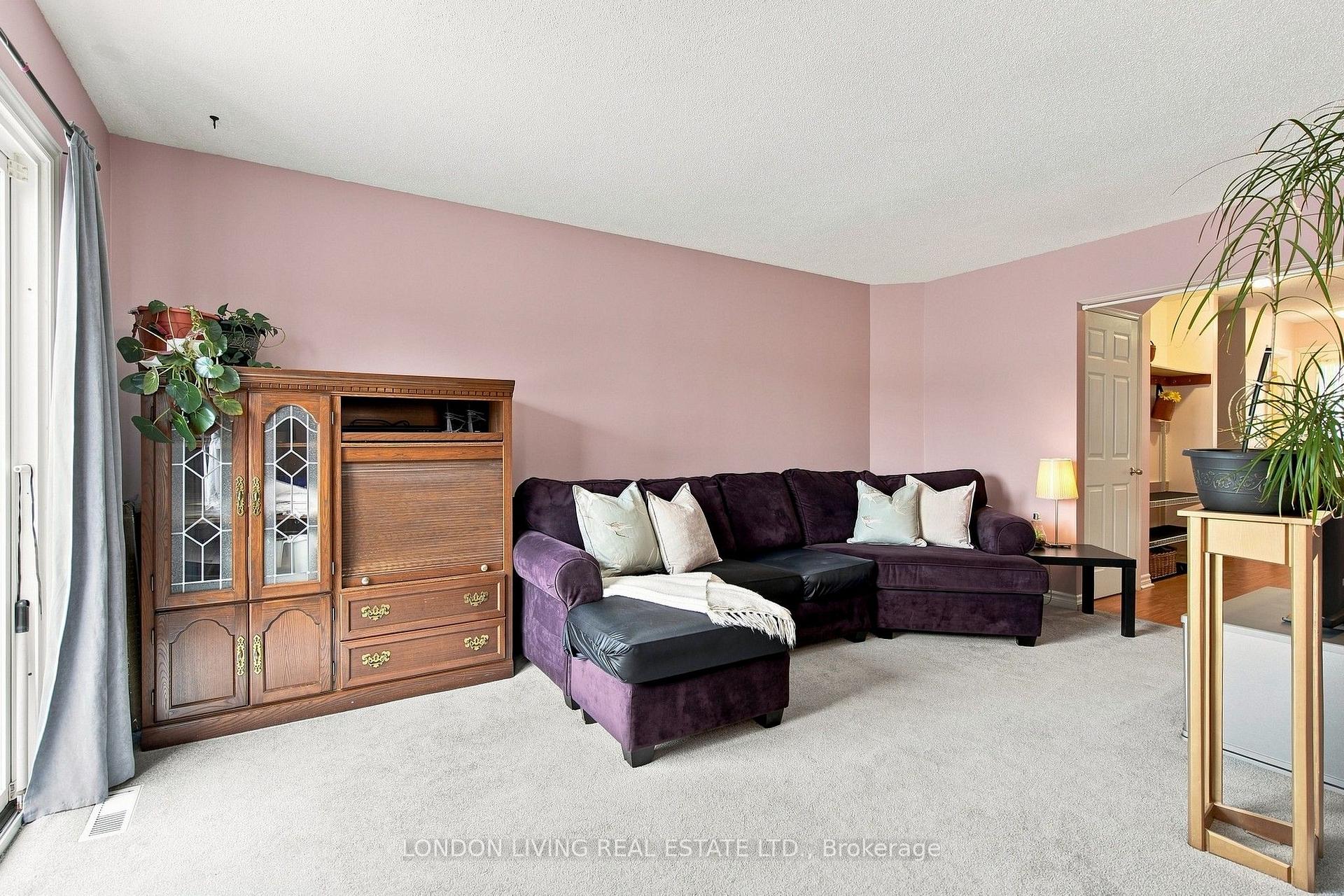 Photo 15 of 193 Deveron Crescent, London, South T — HOMEH