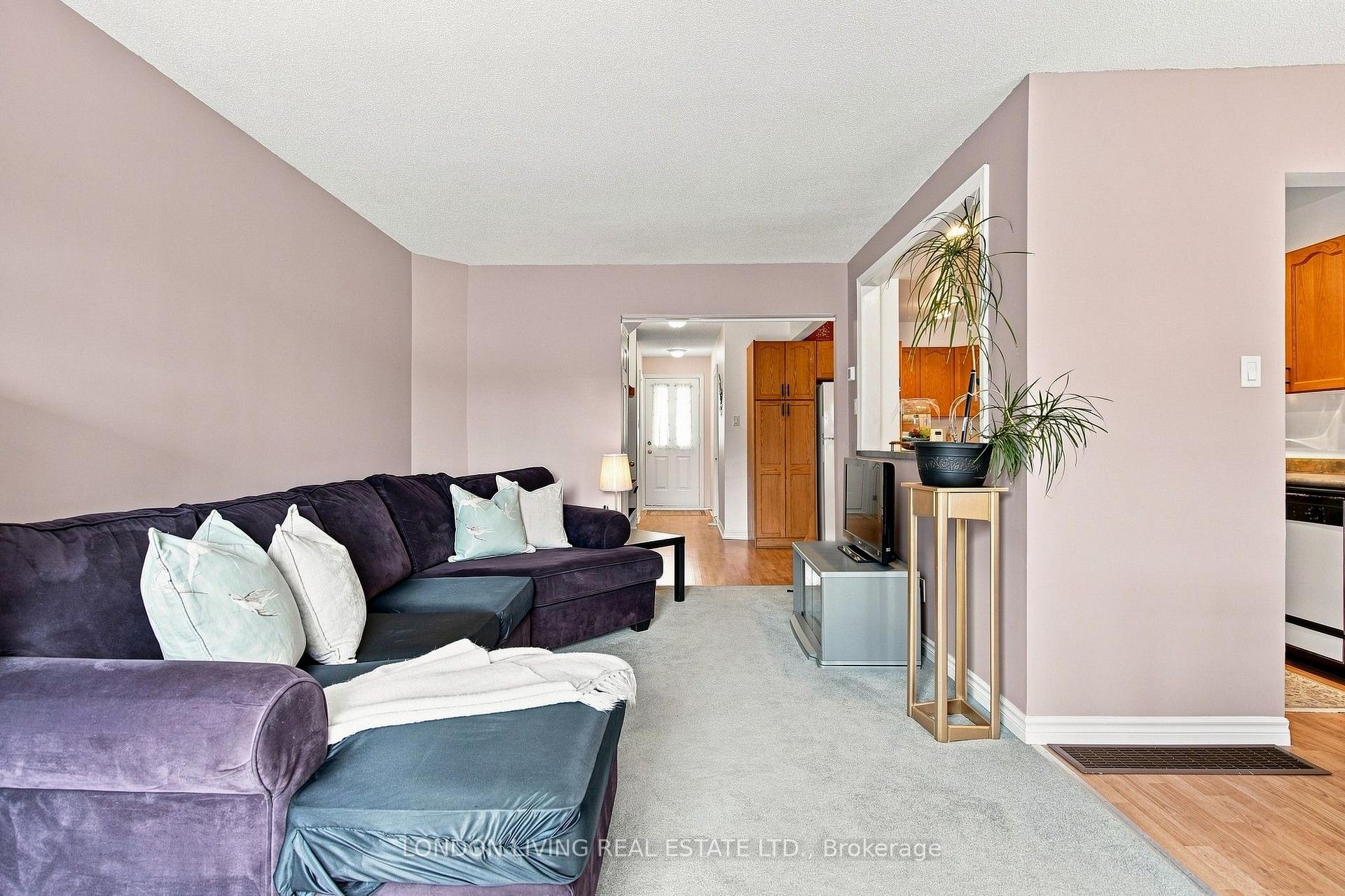 Photo 16 of 193 Deveron Crescent, London, South T — HOMEH