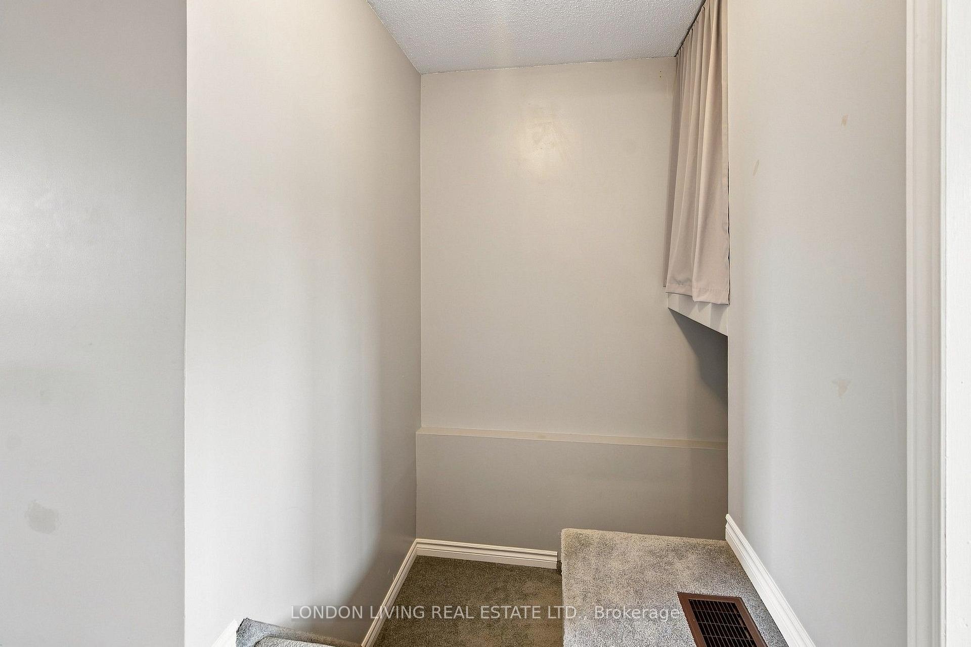 Photo 33 of 193 Deveron Crescent, London, South T — HOMEH