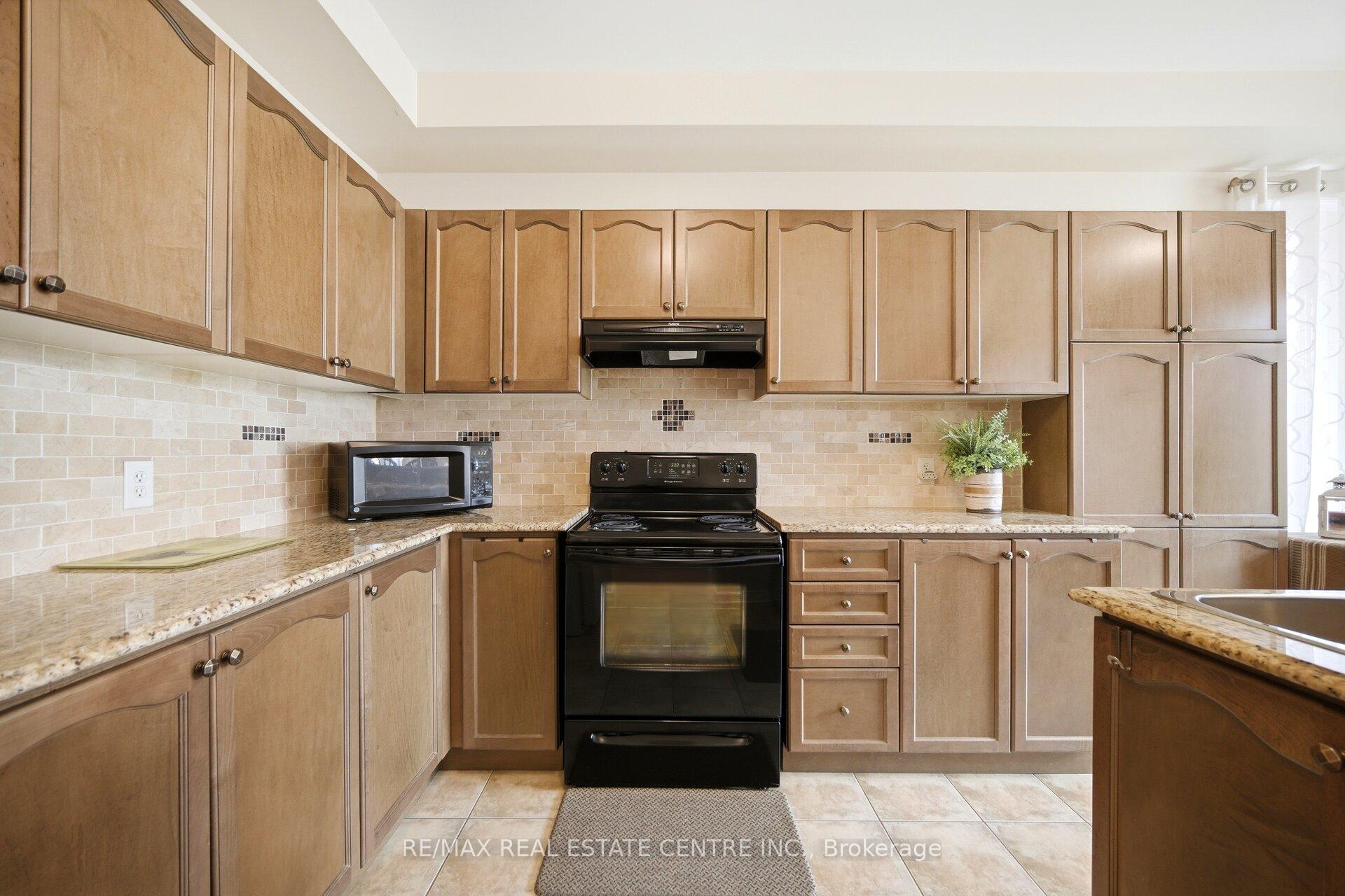 Photo 10 of 16 Gamson Crescent, Brampton, Sandringham-Wellington — HOMEH