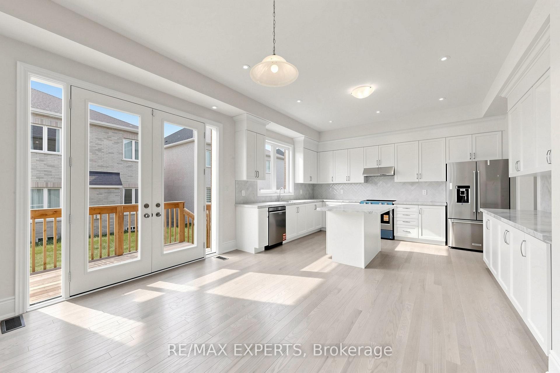 Photo 8 of 7 Lorraine Hand Crescent, Georgina, Keswick South — HOMEH