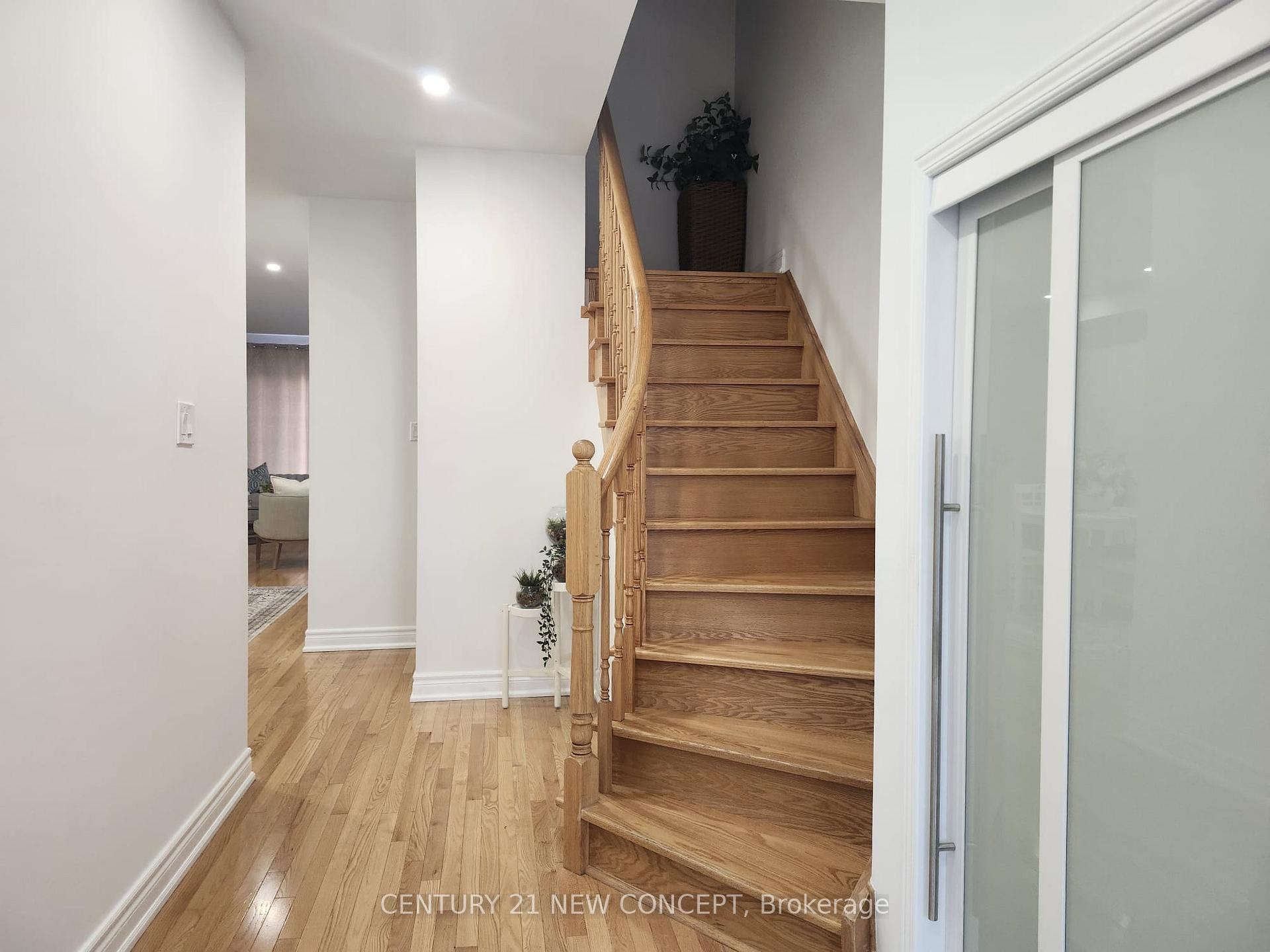 Photo 3 of 101 Big Hill Crescent, Vaughan, Patterson — HOMEH