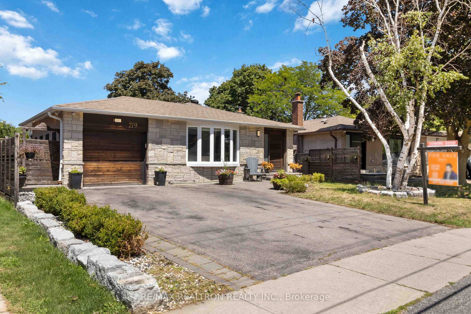 Photo 2 of 219 Bay Thorn Drive, Markham, Royal Orchard — HOMEH