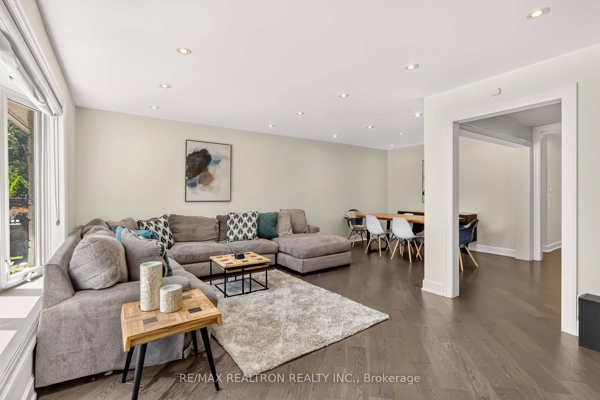 Photo 4 of 219 Bay Thorn Drive, Markham, Royal Orchard — HOMEH