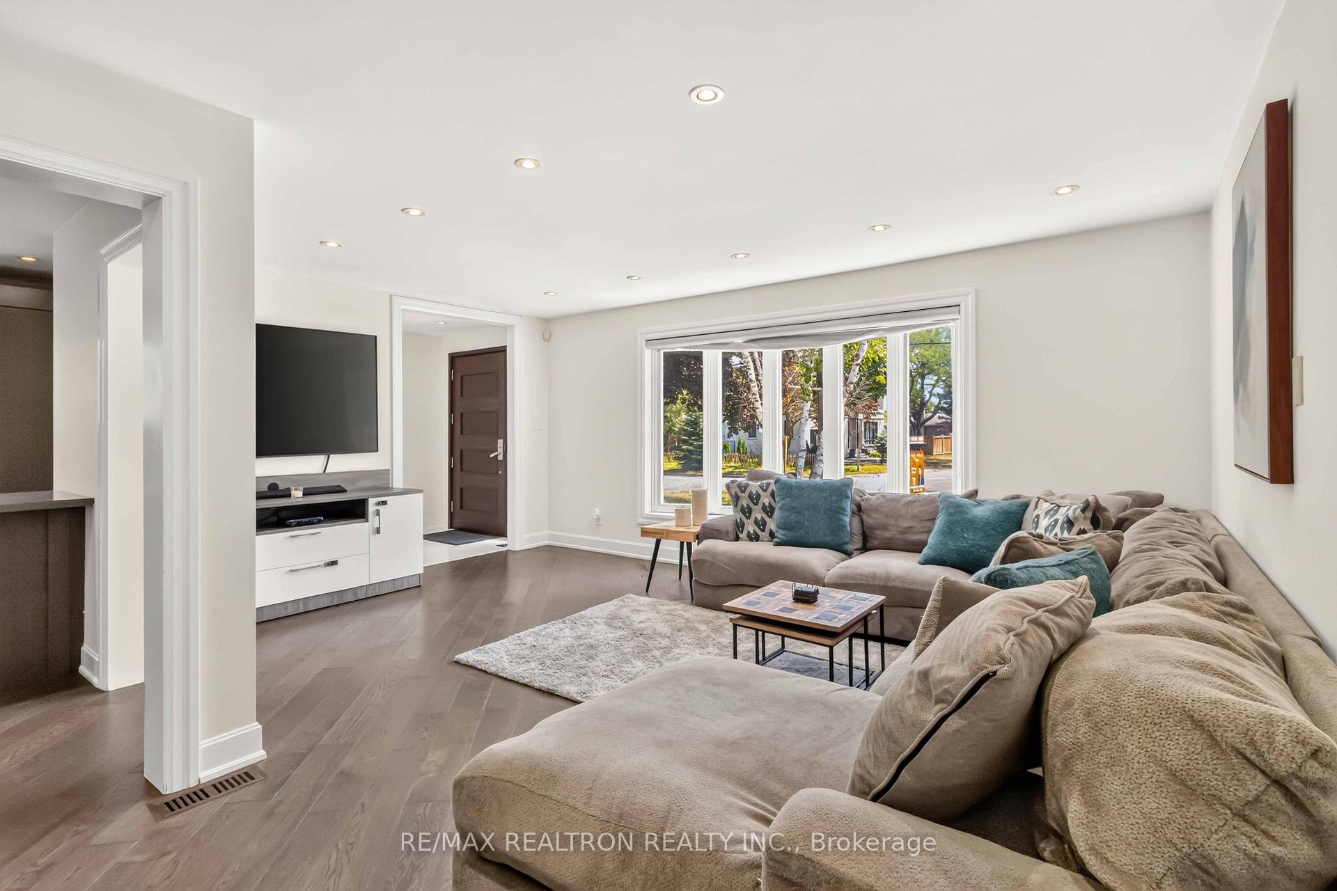 Photo 6 of 219 Bay Thorn Drive, Markham, Royal Orchard — HOMEH
