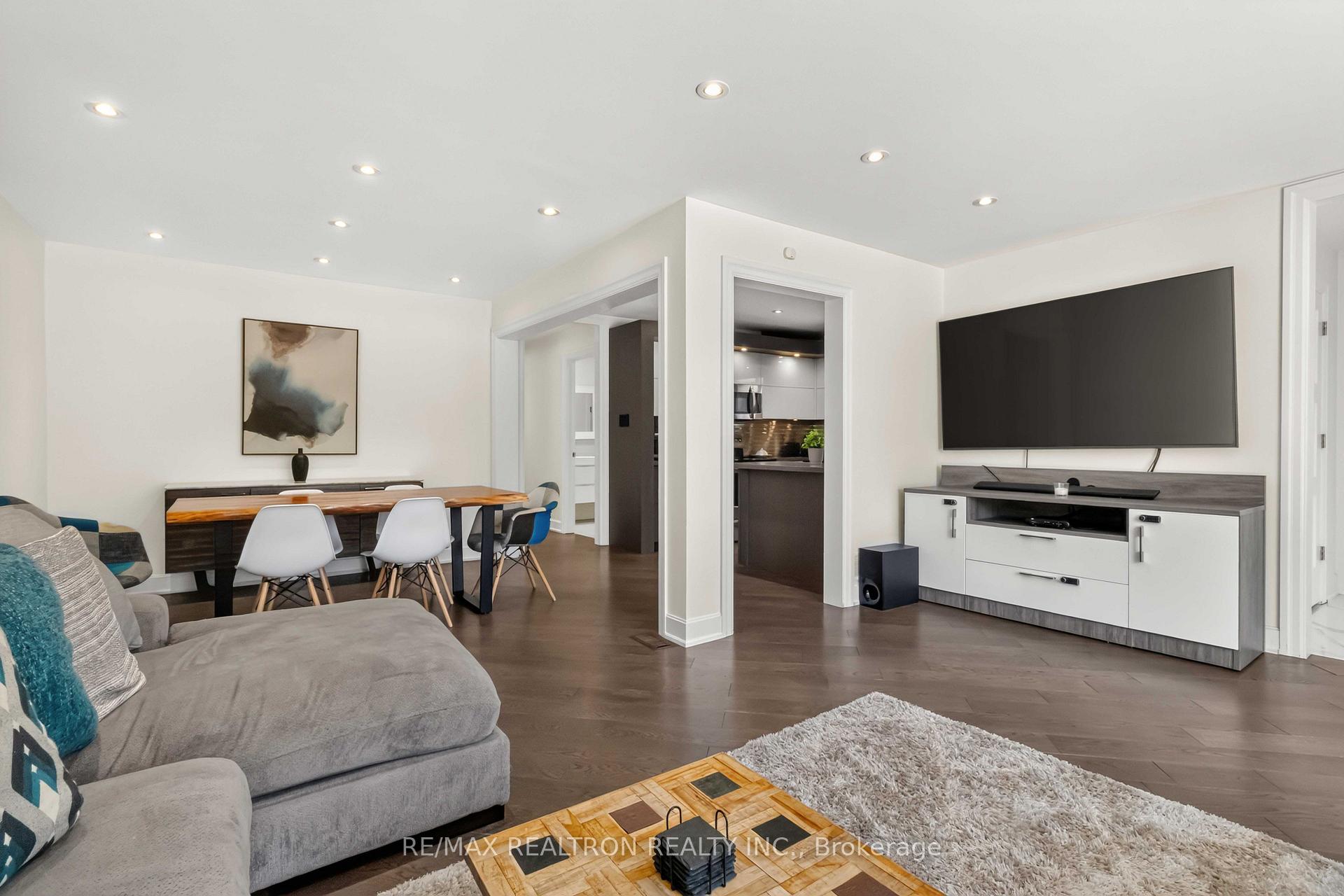 Photo 7 of 219 Bay Thorn Drive, Markham, Royal Orchard — HOMEH