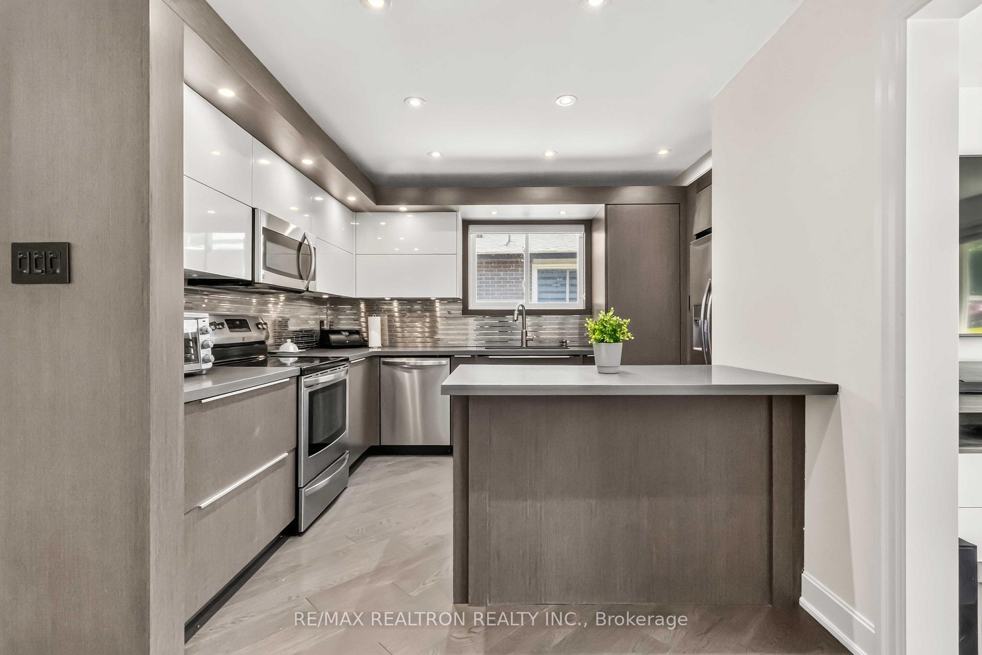 Photo 8 of 219 Bay Thorn Drive, Markham, Royal Orchard — HOMEH